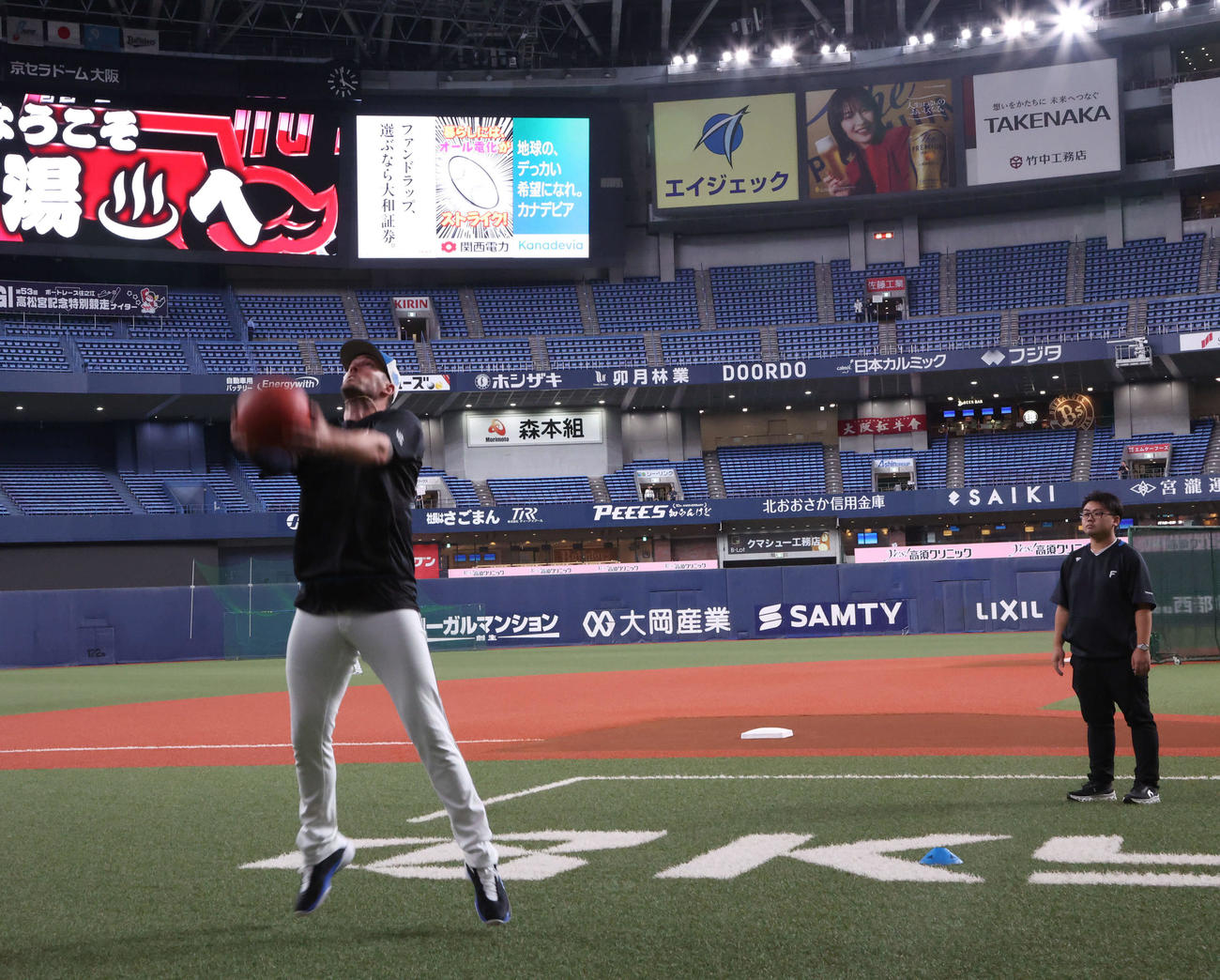 オリックス対日本ハム　16時、チーム便とは別に移動したとみられる日本ハムバーヘイゲンはメディシンボールを投げる（撮影・西尾就之）