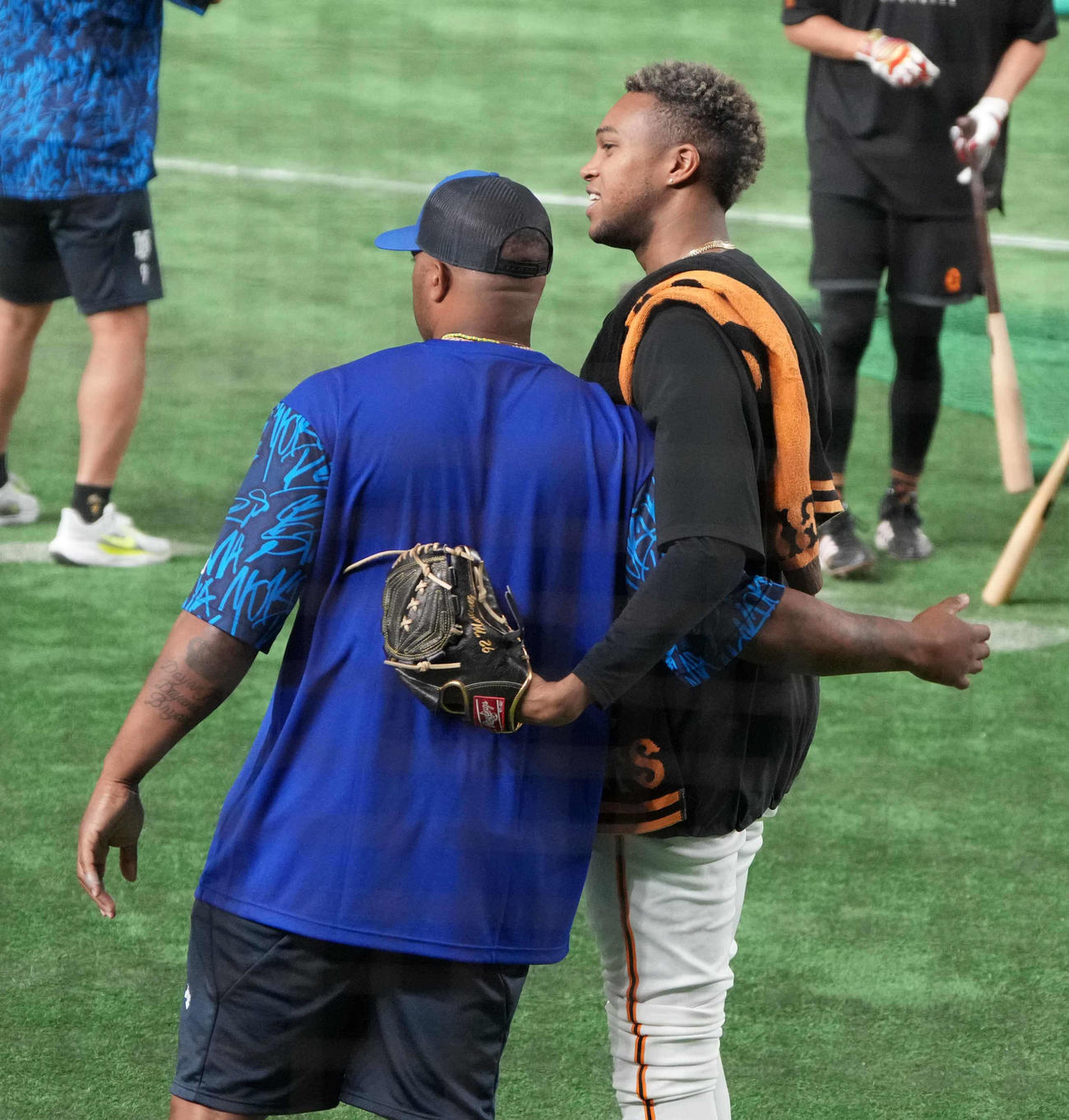 巨人対DeNA　試合前の練習で談笑するDeNAビシエド（左）と巨人マルティネス（撮影・小沢裕）