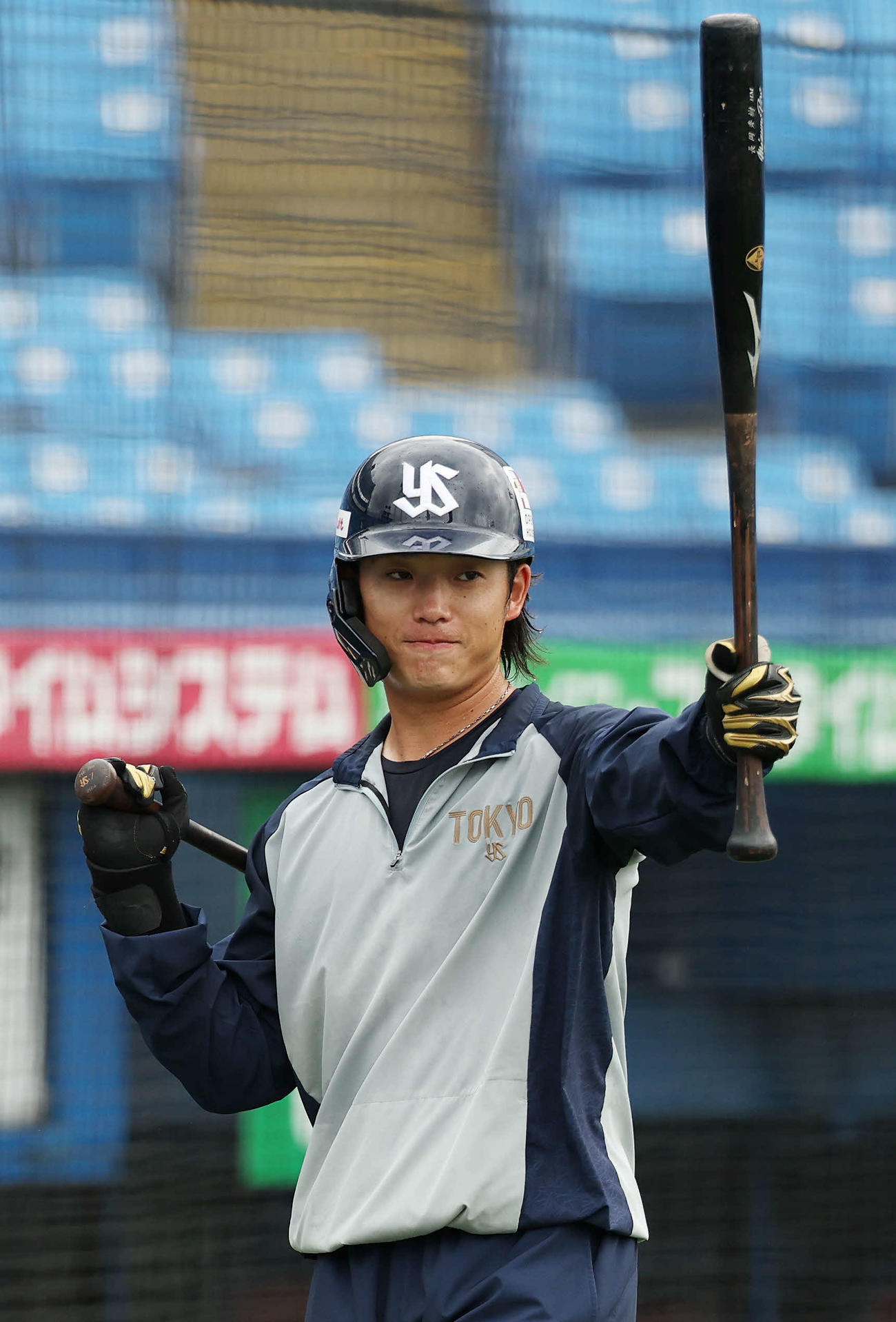 ヤクルト対阪神　試合前練習に臨むヤクルト長岡（撮影・宮地輝）