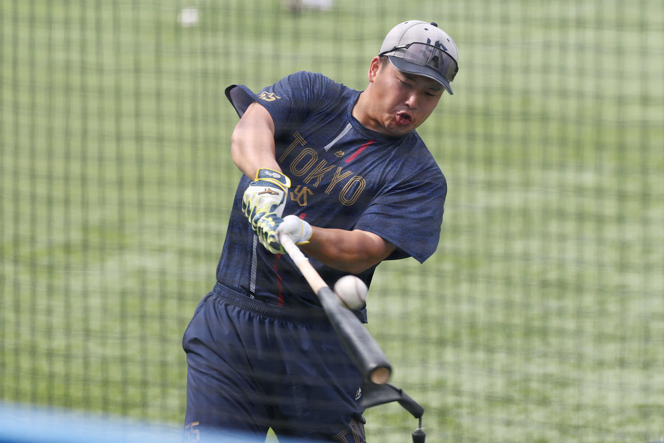 ヤクルト対阪神　試合前、打撃練習するヤクルト村上（撮影・宮地輝）
