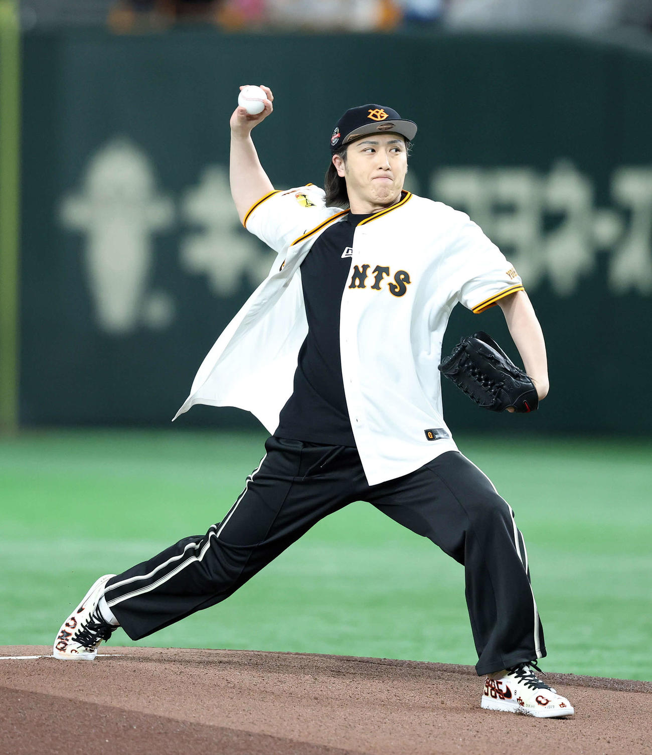 巨人対DeNA　ファーストピッチに臨む尾上松也（撮影・鈴木正人）