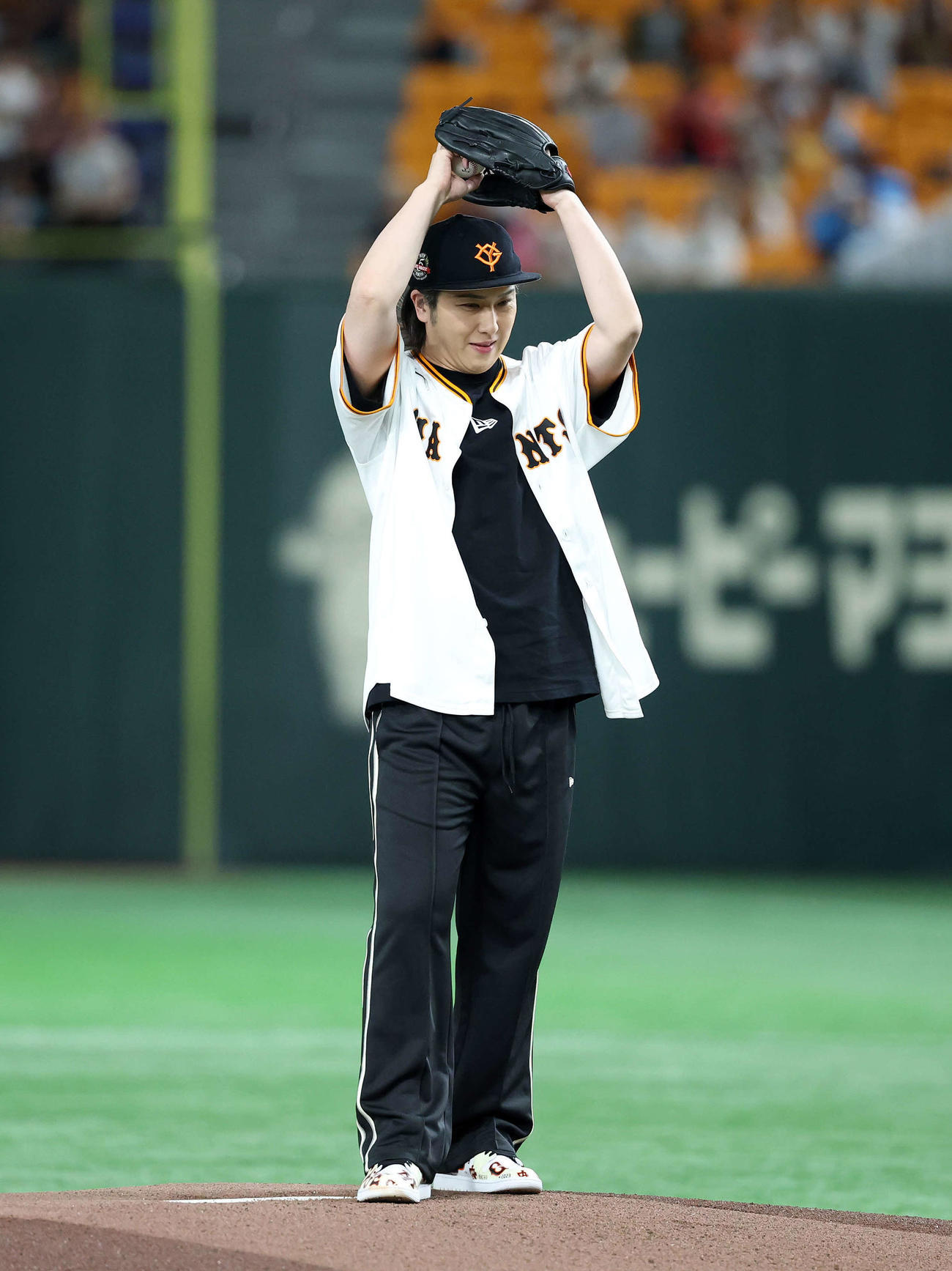 巨人対DeNA　ファーストピッチに臨む尾上松也（撮影・鈴木正人）