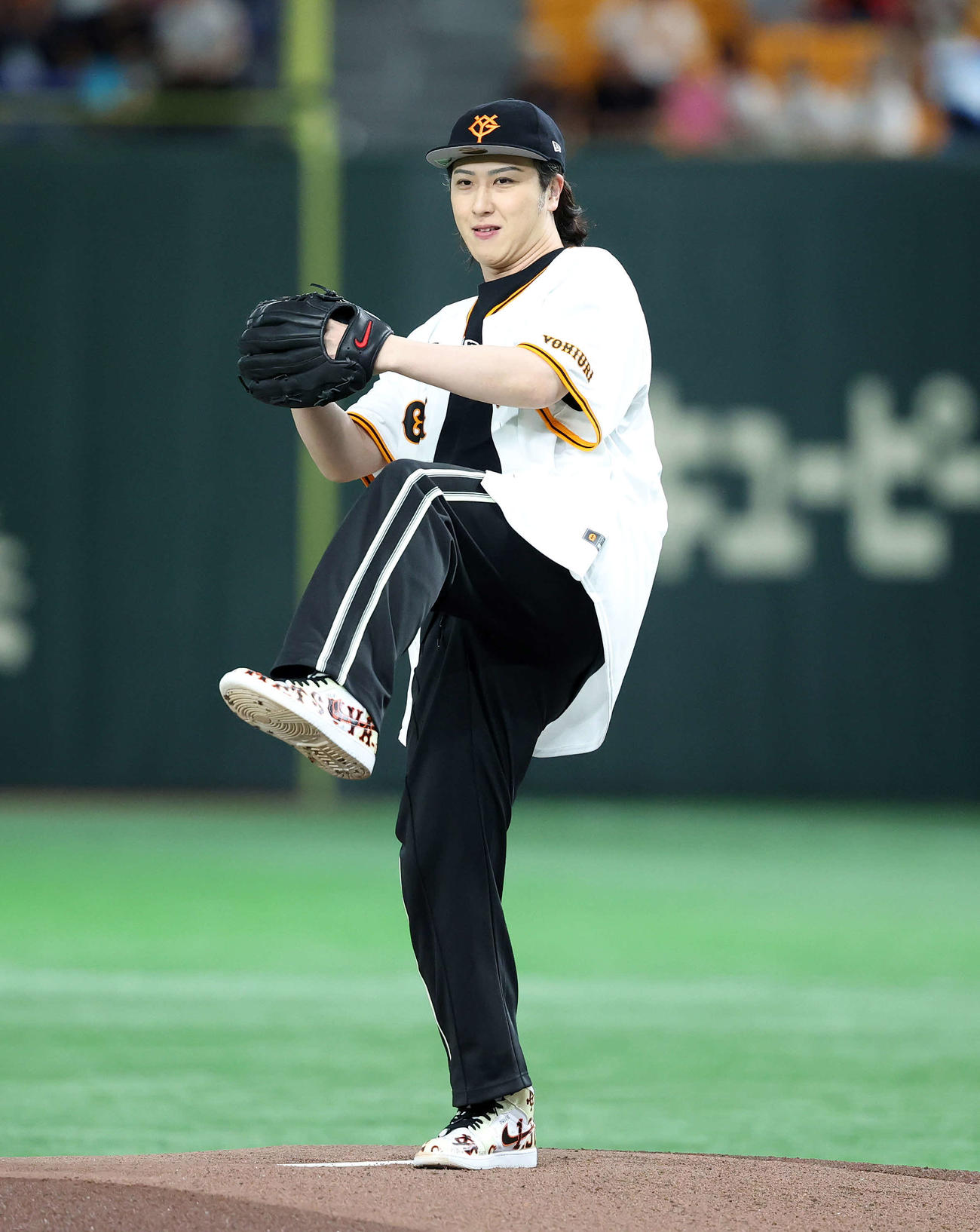 巨人対DeNA　ファーストピッチに臨む尾上松也（撮影・鈴木正人）