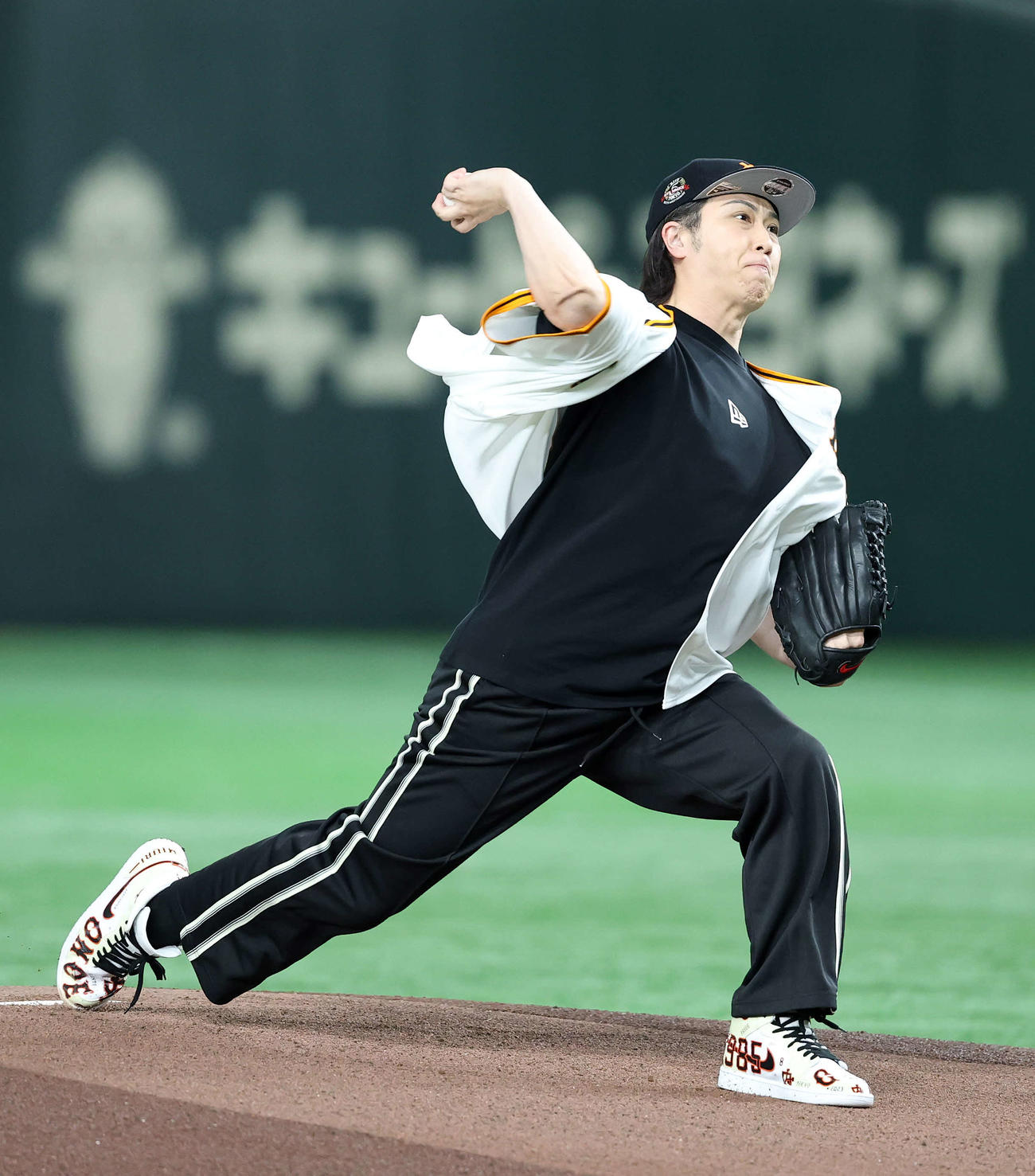 巨人対DeNA　ファーストピッチに臨む尾上松也（撮影・鈴木正人）