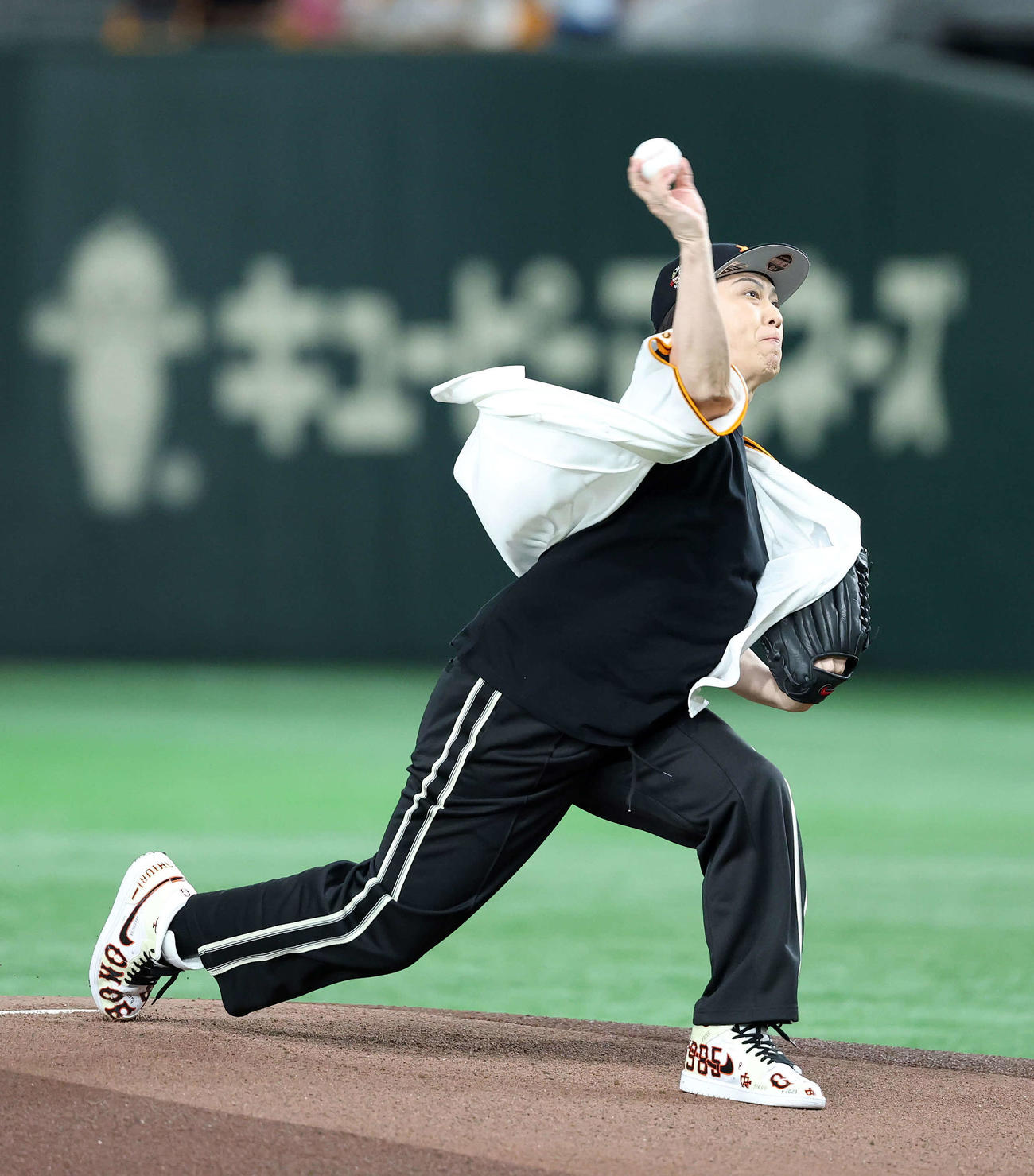 巨人対DeNA　ファーストピッチに臨む尾上松也（撮影・鈴木正人）