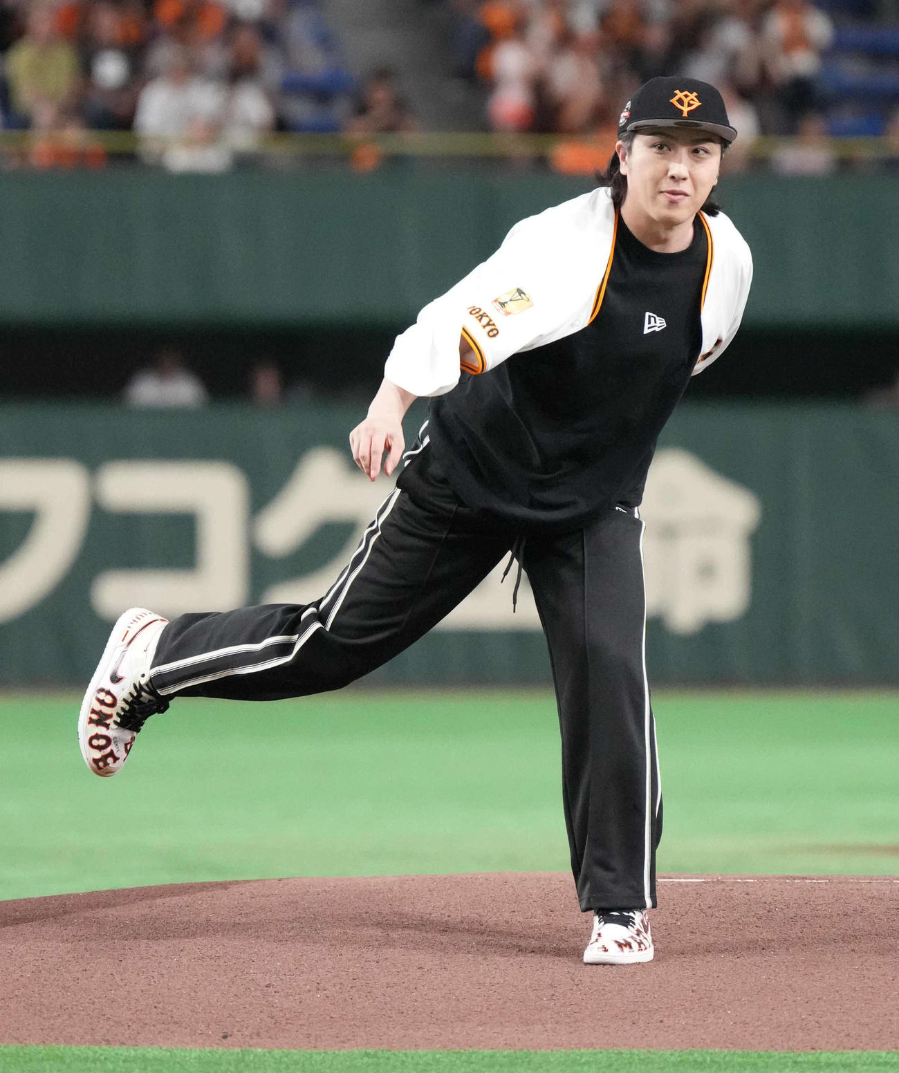 巨人対DeNA　ファーストピッチセレモニーに臨む歌舞伎俳優の尾上松也（撮影・小沢裕）
