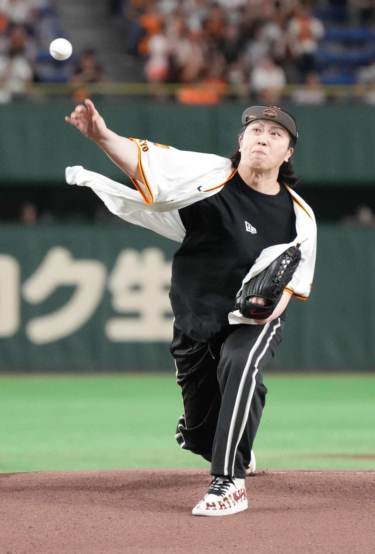 巨人対DeNA　ファーストピッチセレモニーに臨む歌舞伎俳優の尾上松也（撮影・小沢裕）