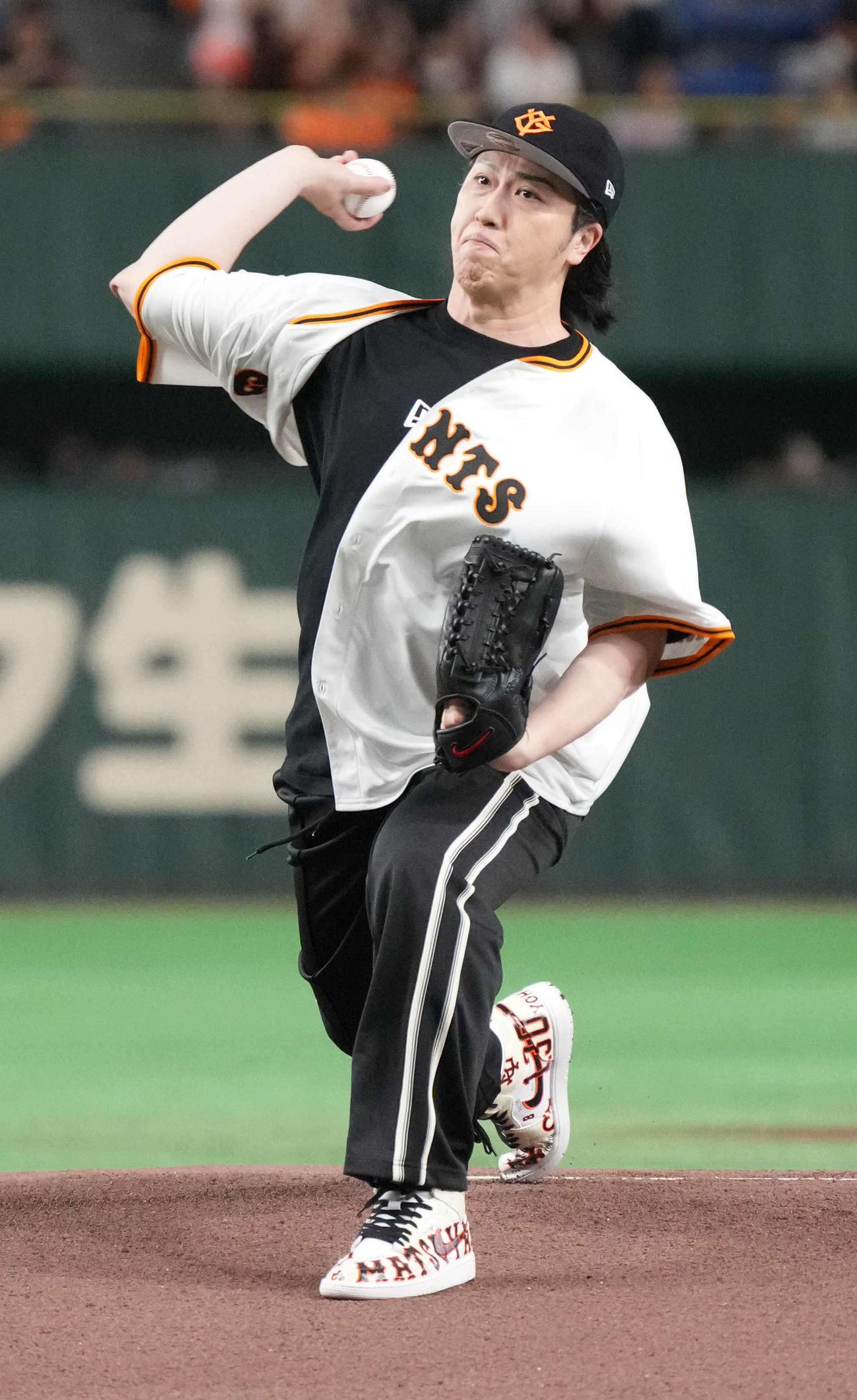 巨人対DeNA　ファーストピッチセレモニーに臨む歌舞伎俳優の尾上松也（撮影・小沢裕）
