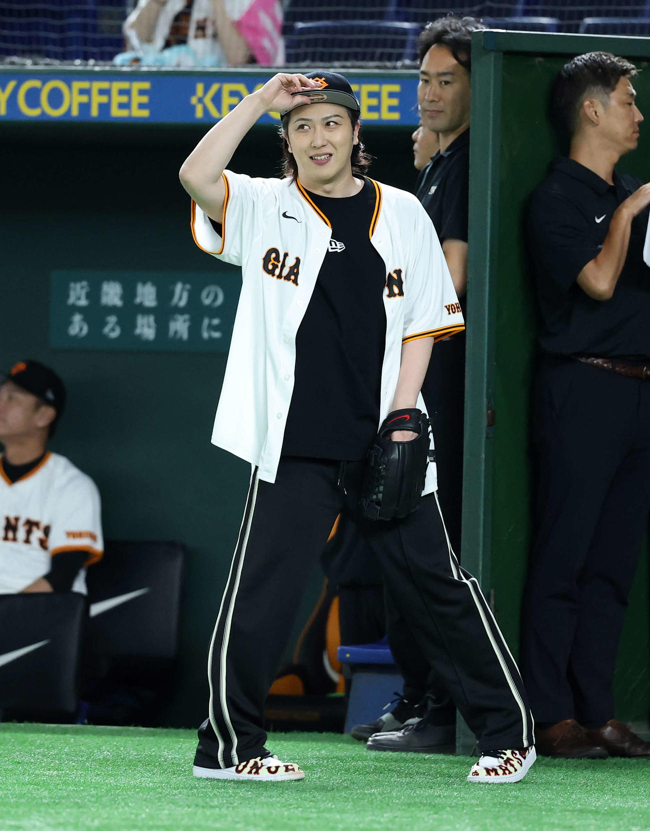 巨人対DeNA　ファーストピッチを終え引き揚げる尾上松也（撮影・鈴木正人）