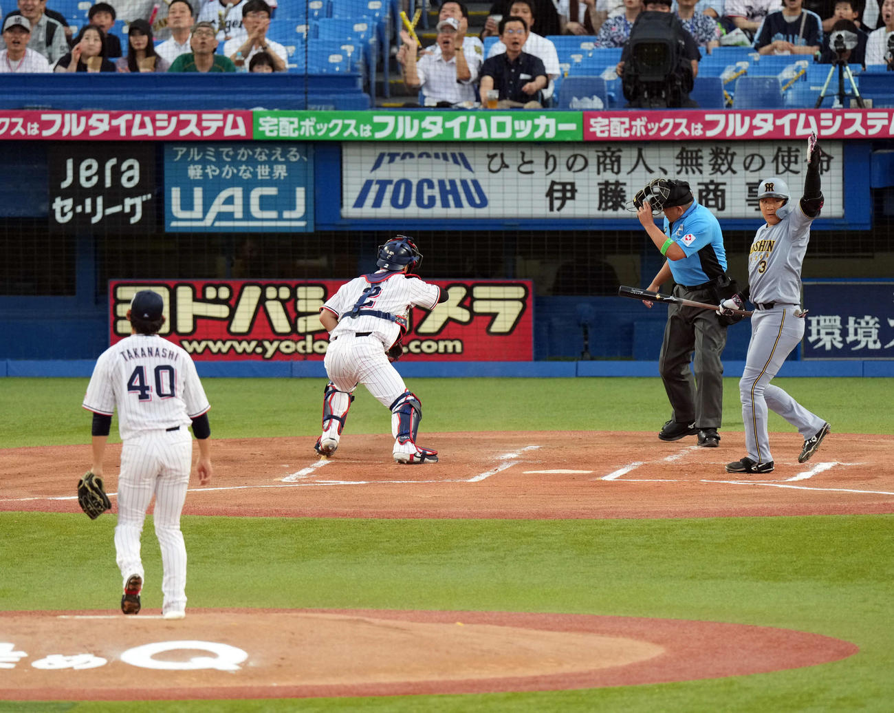 ヤクルト対阪神　1回表、ヤクルト先発高梨の暴投で阪神が先制（撮影・たえ見朱実）