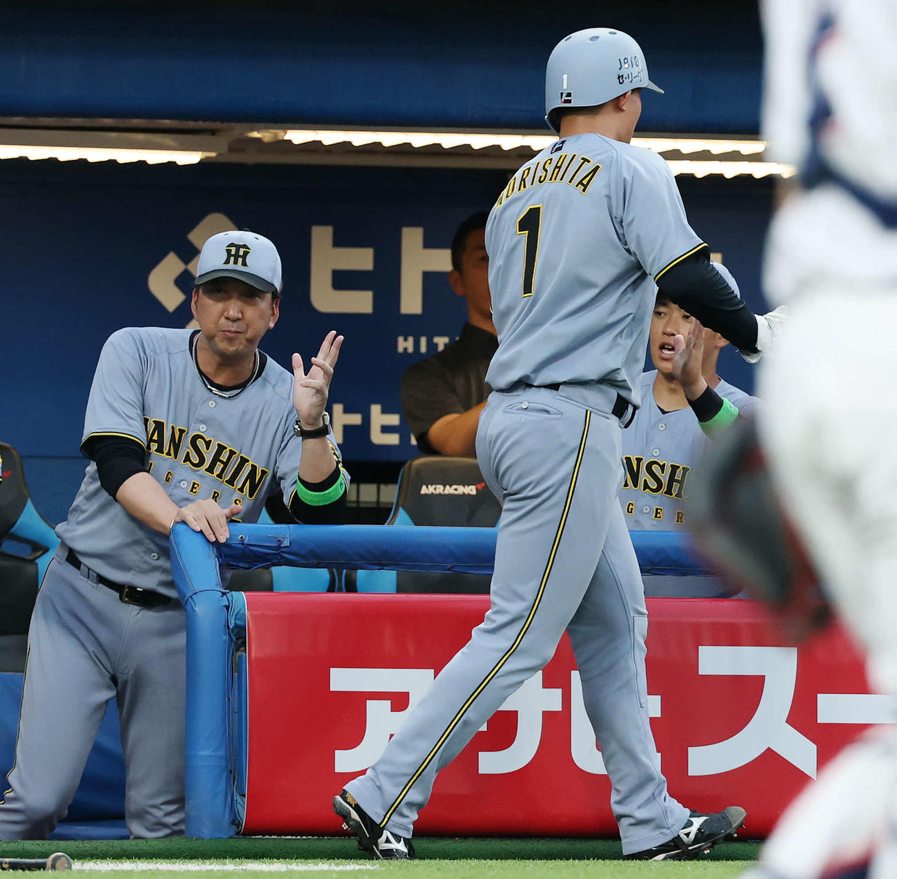 ヤクルト対阪神　1回表阪神2死二、三塁、暴投の間に生還した森下（右）を迎えた藤川監督（撮影・宮地輝）