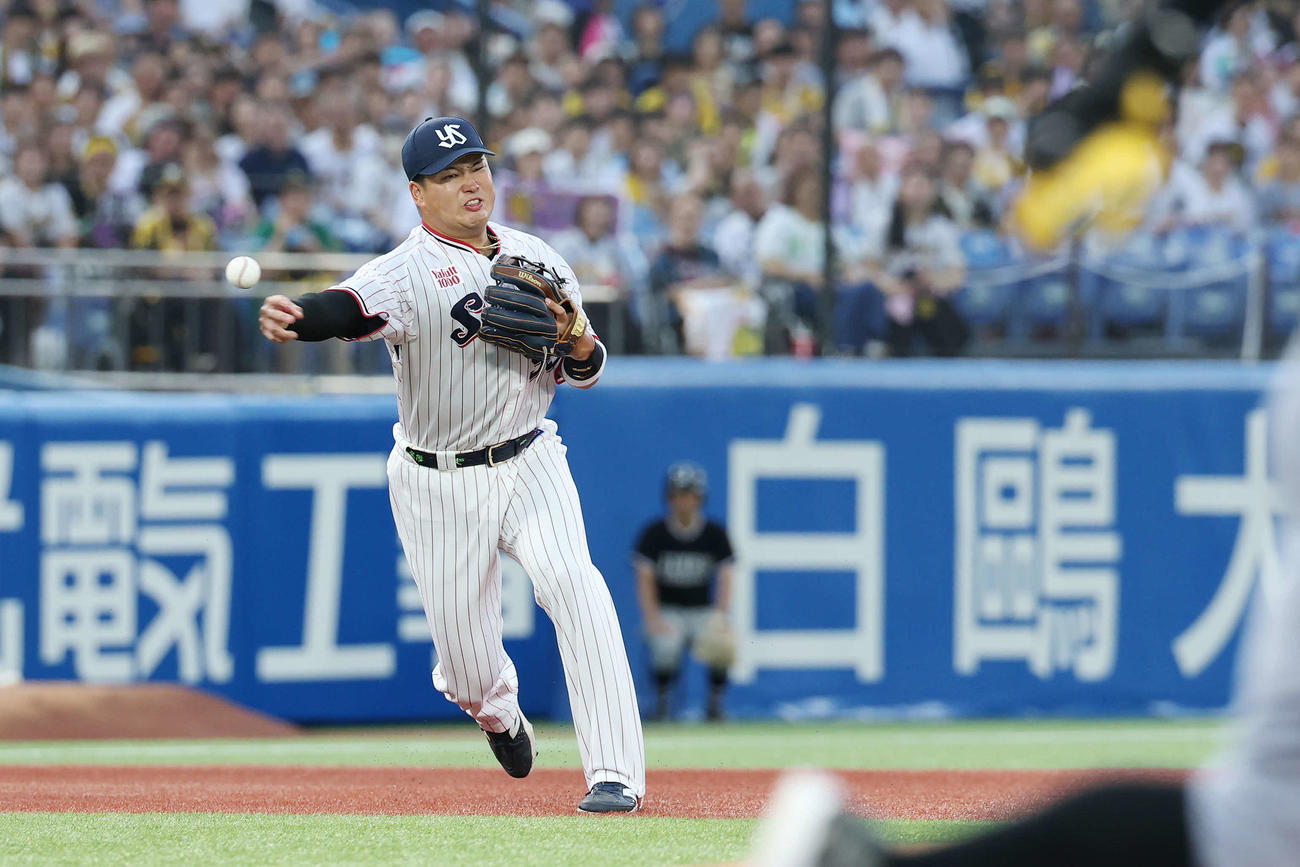 ヤクルト対阪神　1回表阪神2死一塁、佐藤輝の打球を悪送球する村上（撮影・宮地輝）