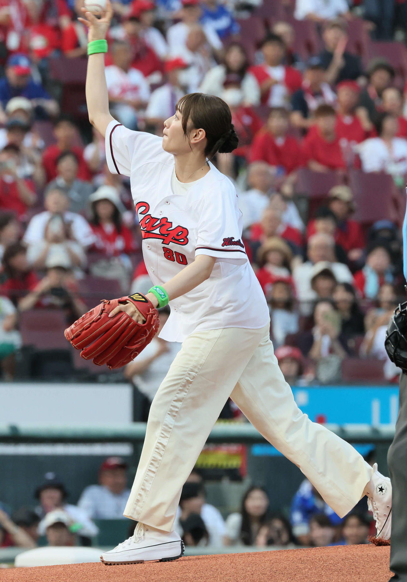 広島対中日　始球式で投げる塚本恋乃葉（撮影・加藤孝規）