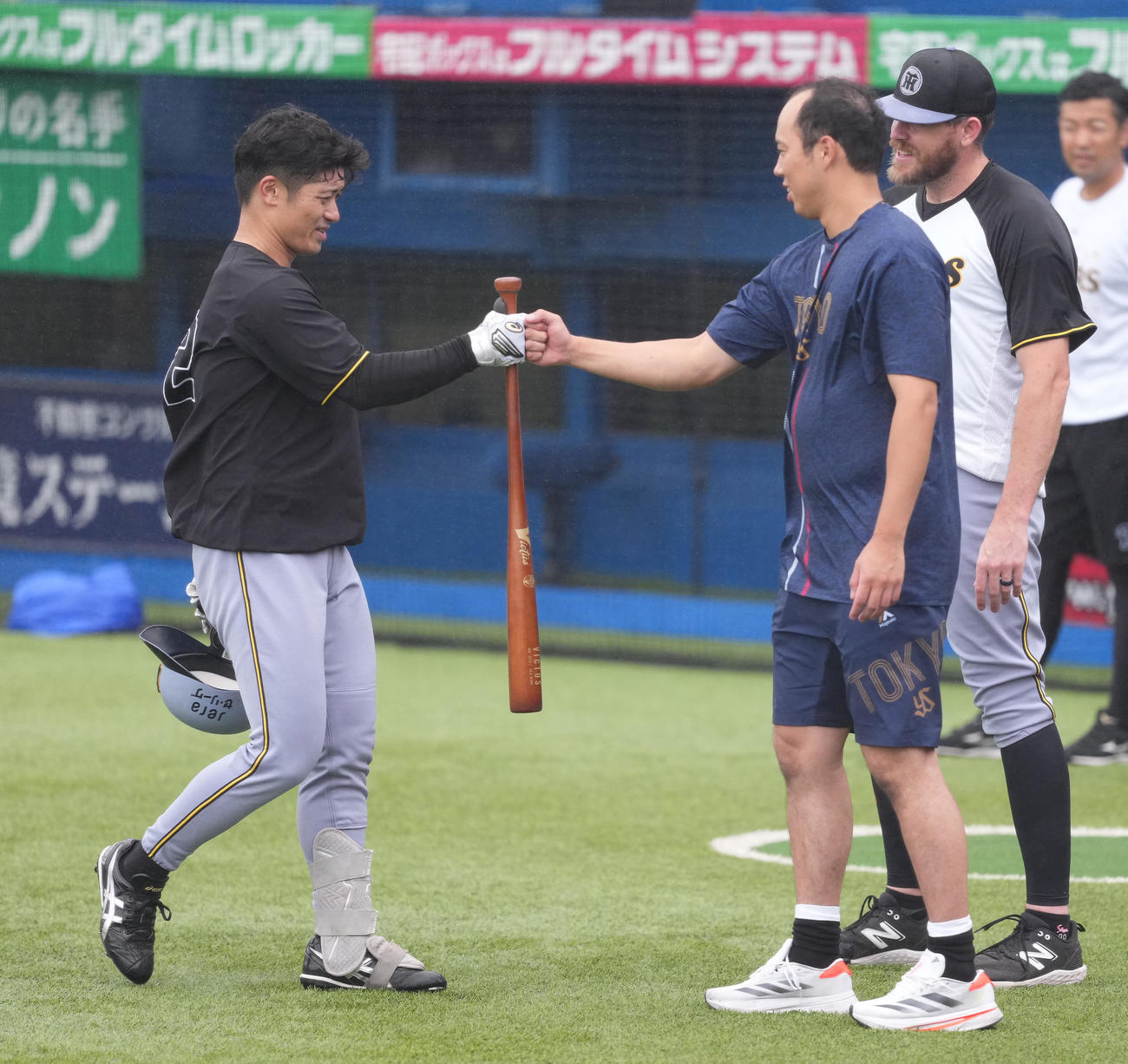 ヤクルト対阪神　阪神坂本（左）とあいさつするヤクルト青柳（中央）、右はビーズリー（撮影・清水貴仁）