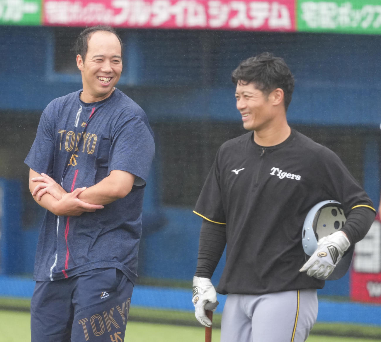 ヤクルト対阪神　阪神坂本（右）とあいさつするヤクルト青柳（撮影・清水貴仁）