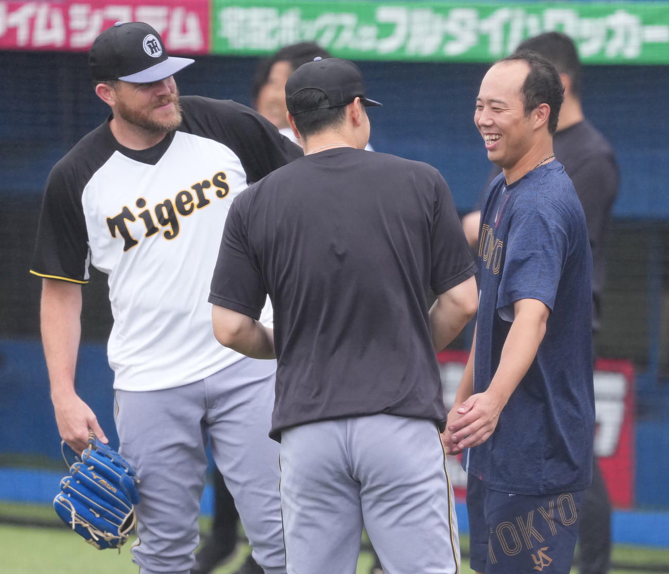 ヤクルト対阪神　阪神佐藤輝（中央背中）とあいさつするヤクルト青柳（右）、左はビーズリー（撮影・清水貴仁）