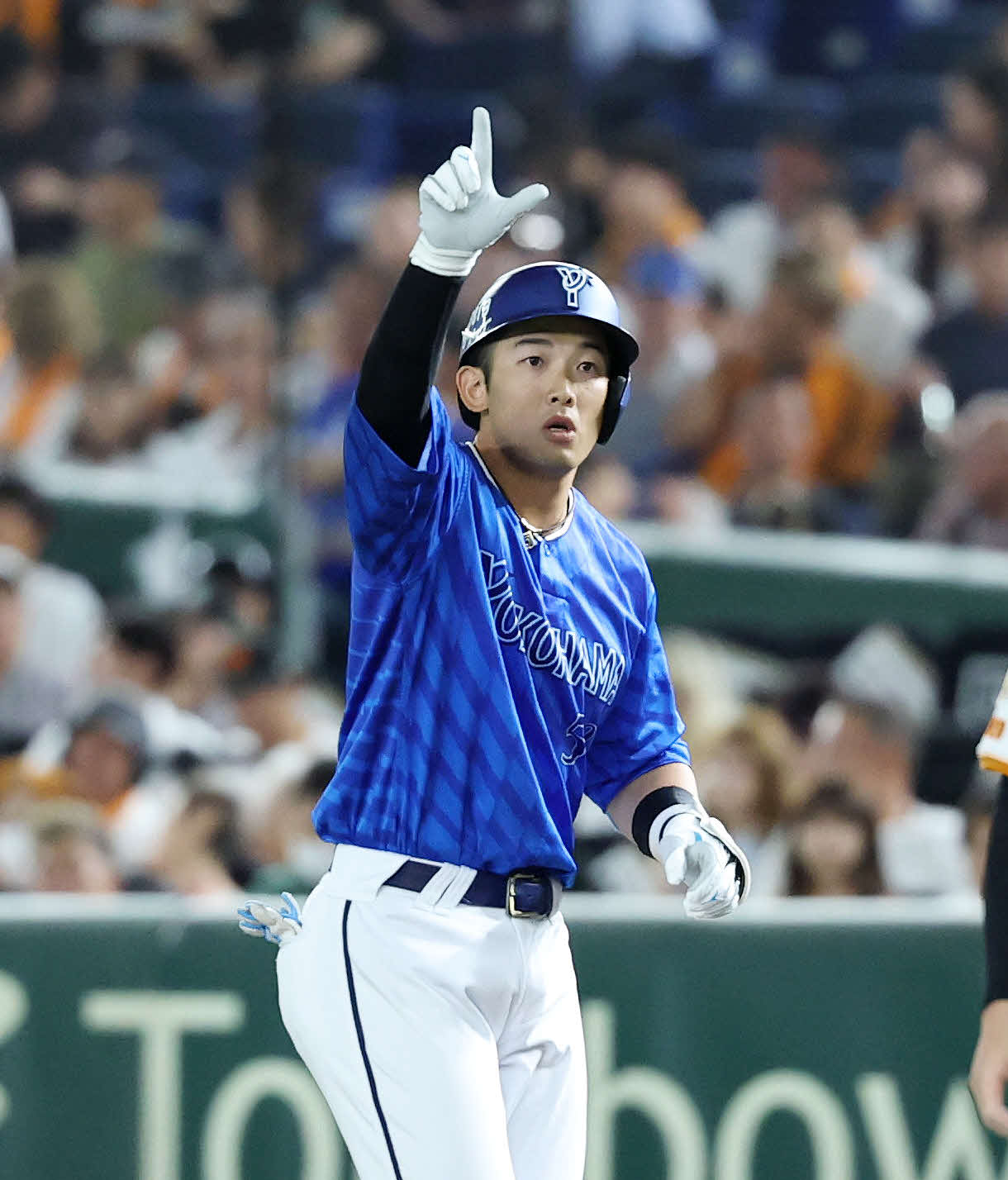 巨人対DeNA 2回表DeNA無死一塁、山本は左前打を放ちポーズを決める（撮影・鈴木正人）