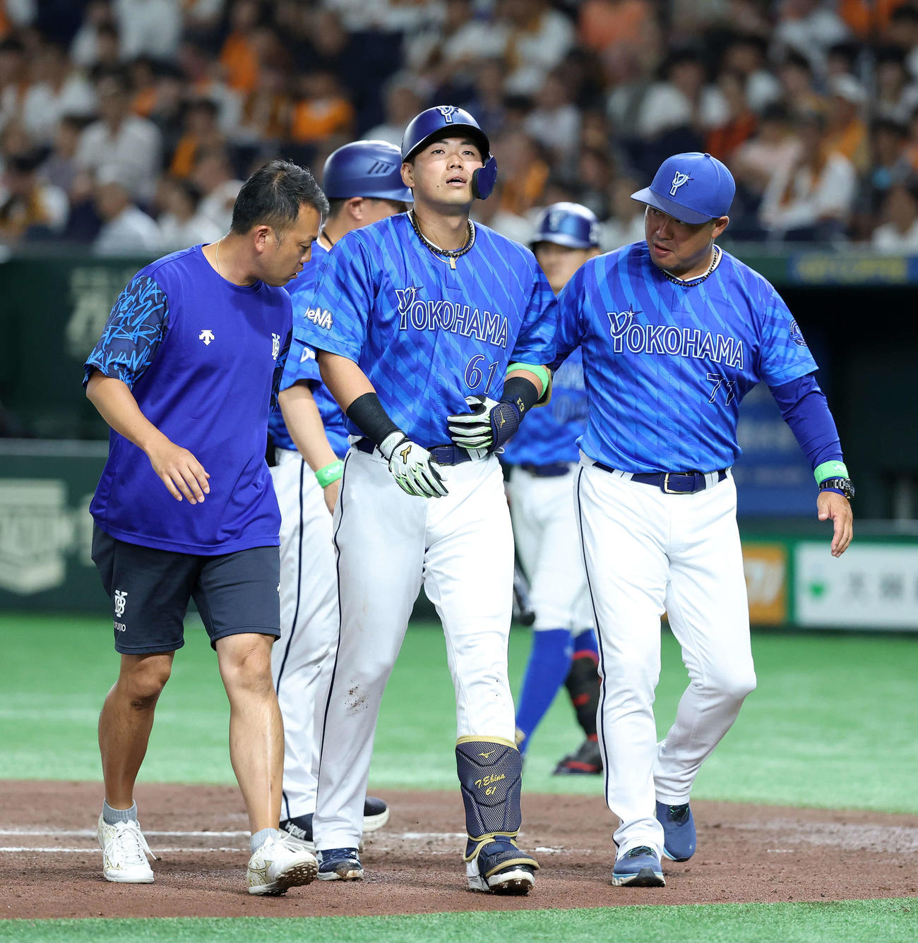 巨人対DeNA 2回表DeNA無死一、二塁、蛯名（中央）は死球を受けベンチに引き揚げる（撮影・鈴木正人）