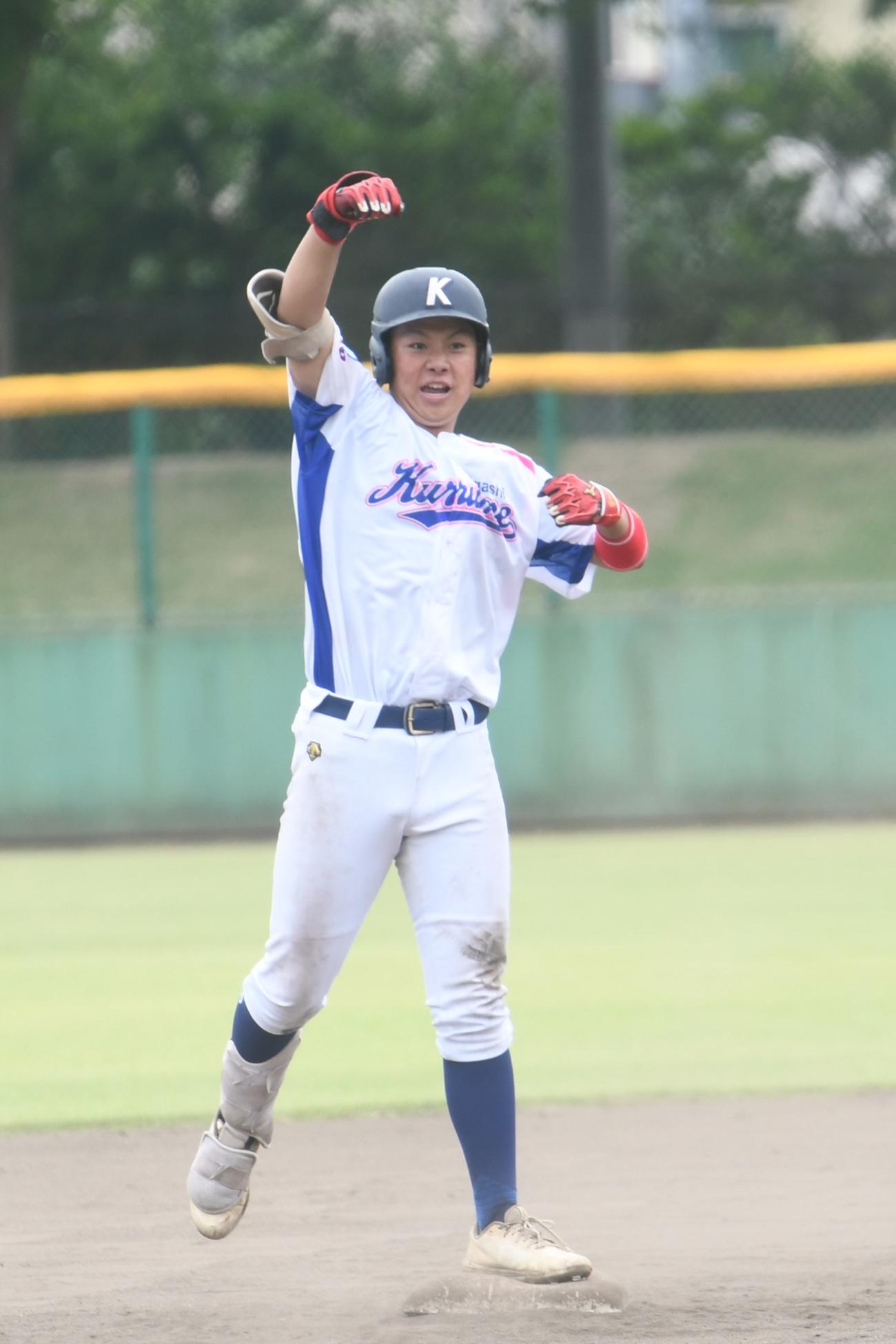 3回表に二塁打を放った東久留米の吉田はガッツポーズ（撮影・久我悟）