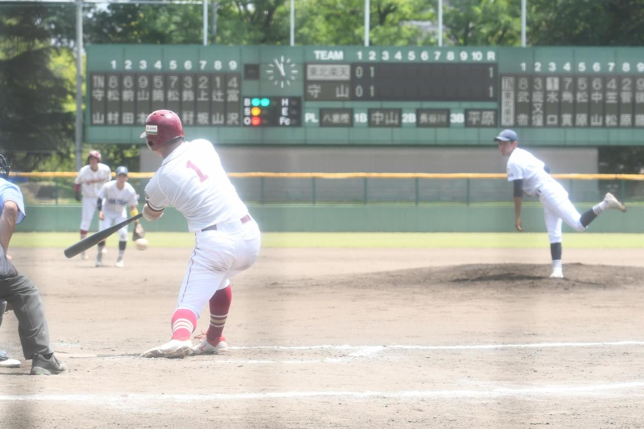 3回表1死二、三塁で東北楽天の水口は変化球を粘り腰で右前に運んだ（撮影・久我悟）