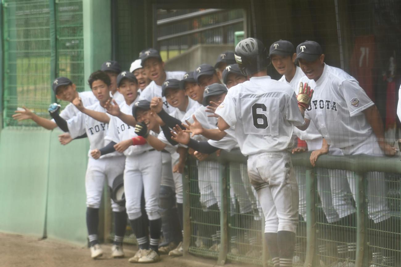 1回裏に先制ホームを踏んだ岡部を出迎える豊田ベンチ（撮影・久我悟）