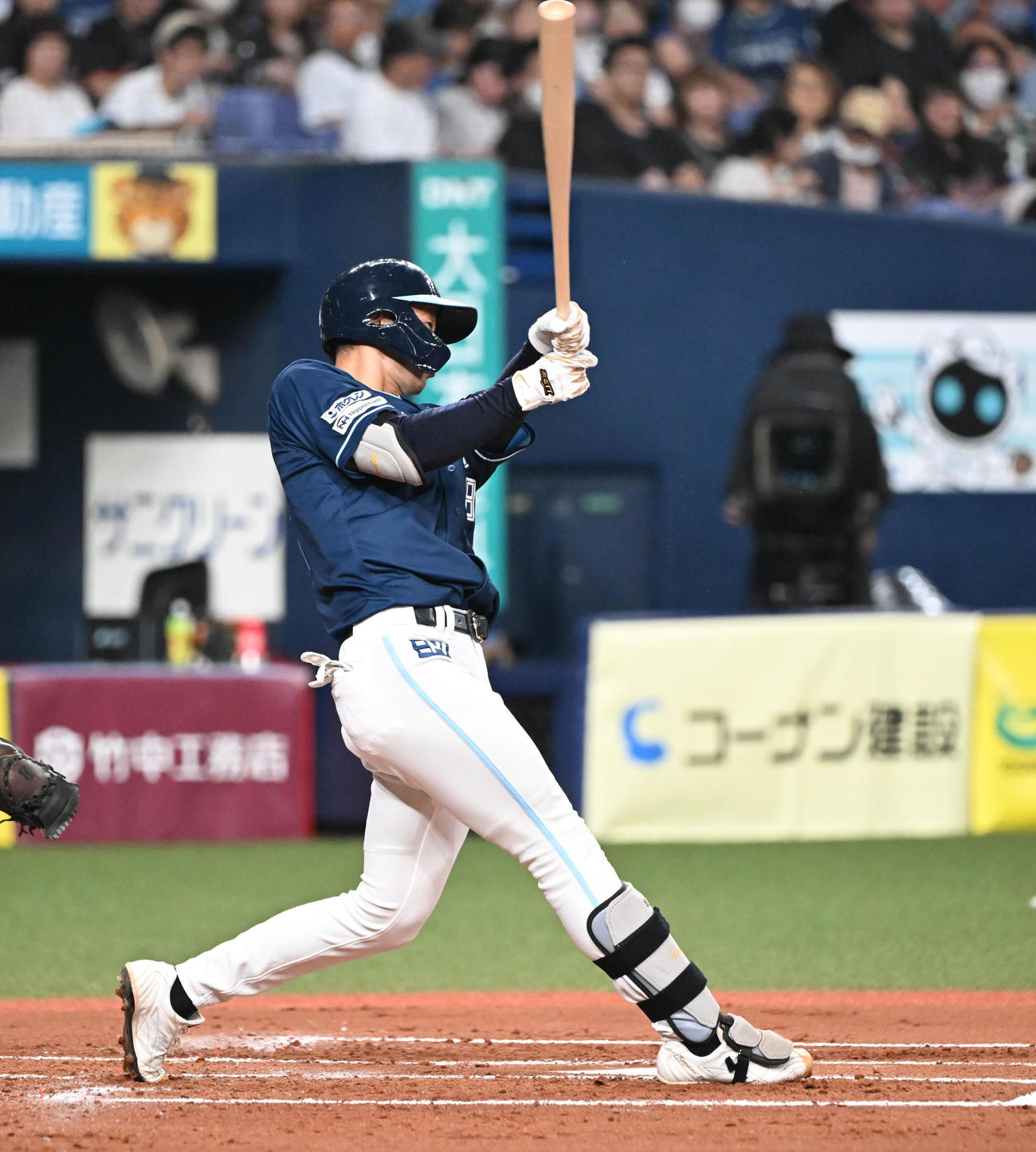 オリックス対日本ハム　2回表日本ハム1死、右越え本塁打を放つ石井（撮影・和賀正仁）