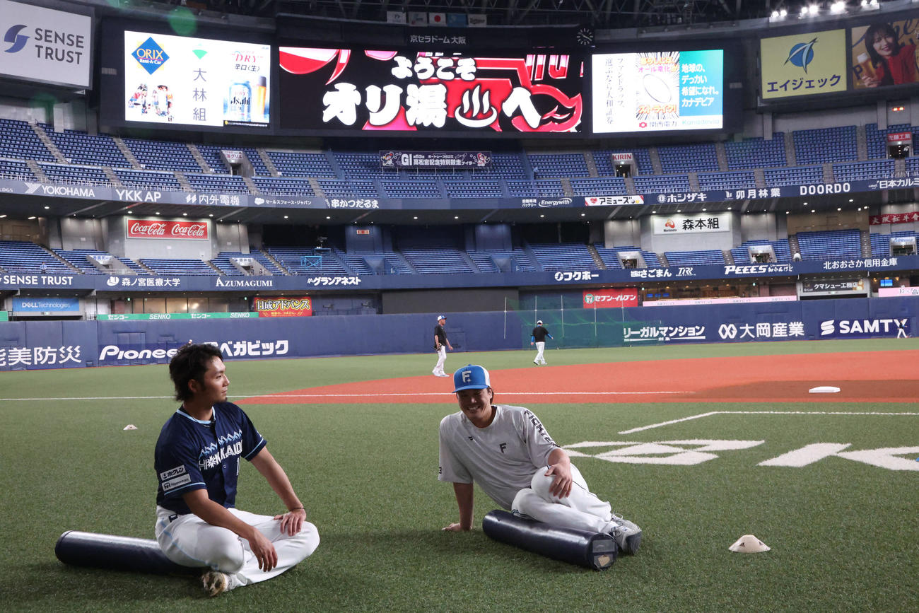 オリックス対日本ハム　15時51分、チームとは別便で移動したとみられる日本ハム伊藤（左）と伏見はストレッチ（撮影・西尾就之）