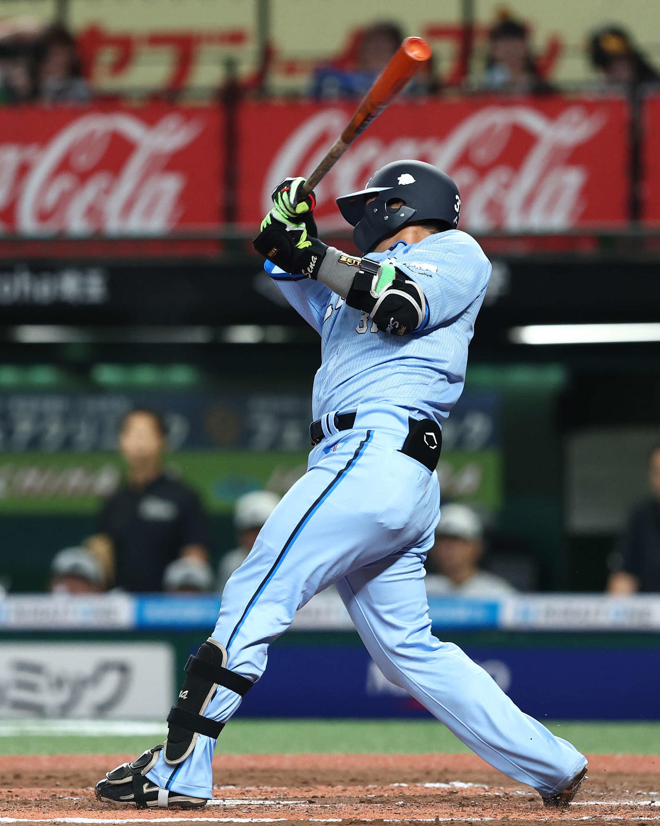西武対ロッテ　2回裏西武1死一塁、右前打を放つ柘植（撮影・河田真司）