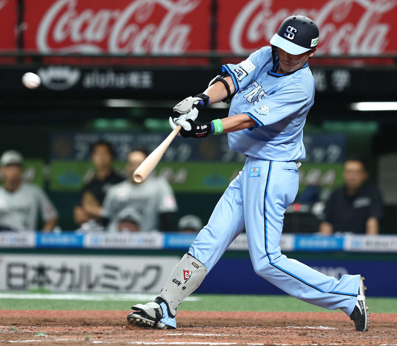 西武対ロッテ　3回裏西武1死満塁、左中間に三塁打を放つ源田（撮影・河田真司）