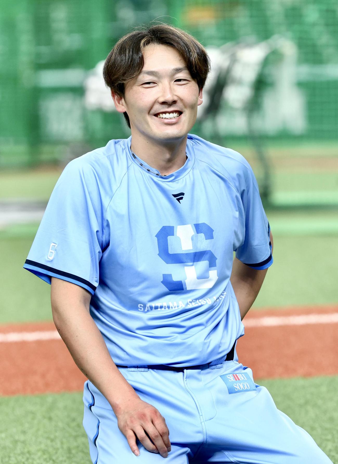 西武対ロッテ　試合前、笑顔でストレッチする西武源田（撮影・河田真司）