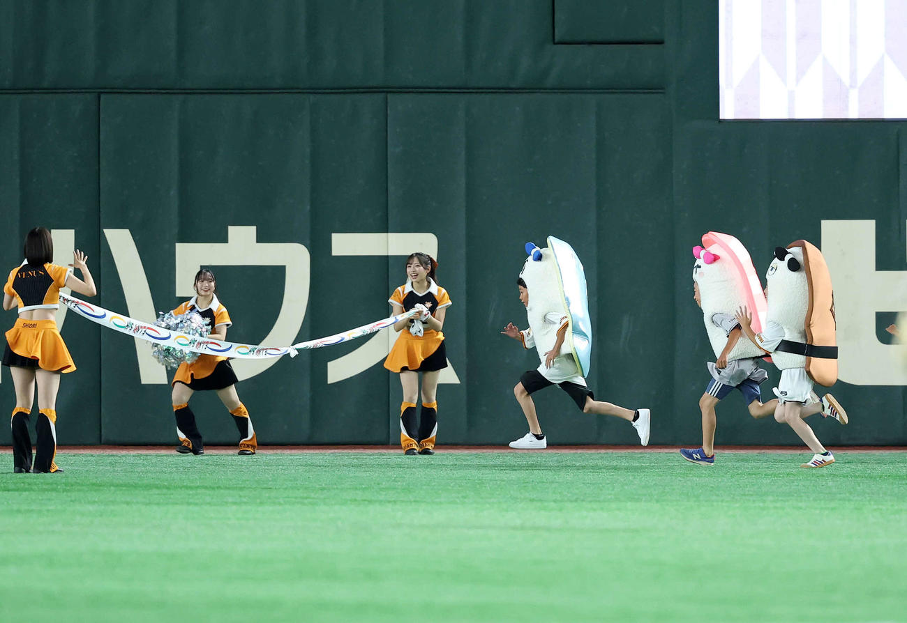 巨人対DeNA 3回裏後、すしレースが行われた（撮影・鈴木正人）