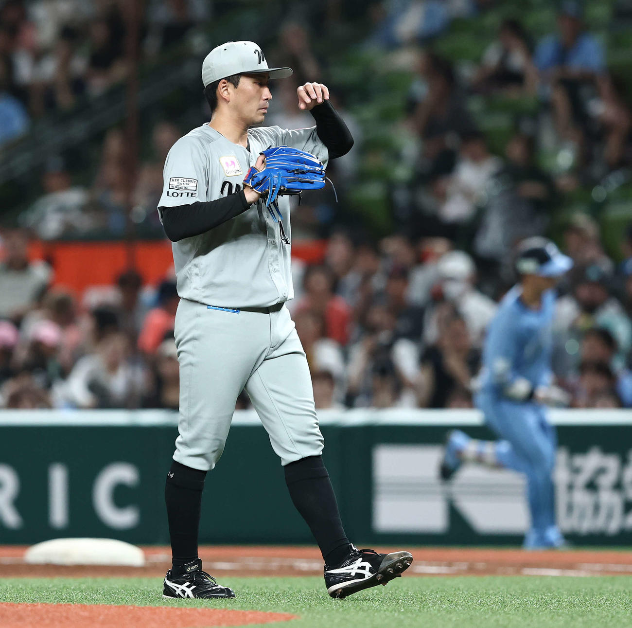 西武対ロッテ　1回裏西武無死三塁、長谷川の二ゴロで先制を許す小島（撮影・河田真司）