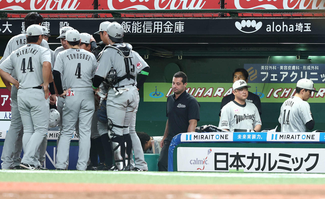 西武対ロッテ　2回裏を終え、ベンチに戻る小島（右）（撮影・河田真司）