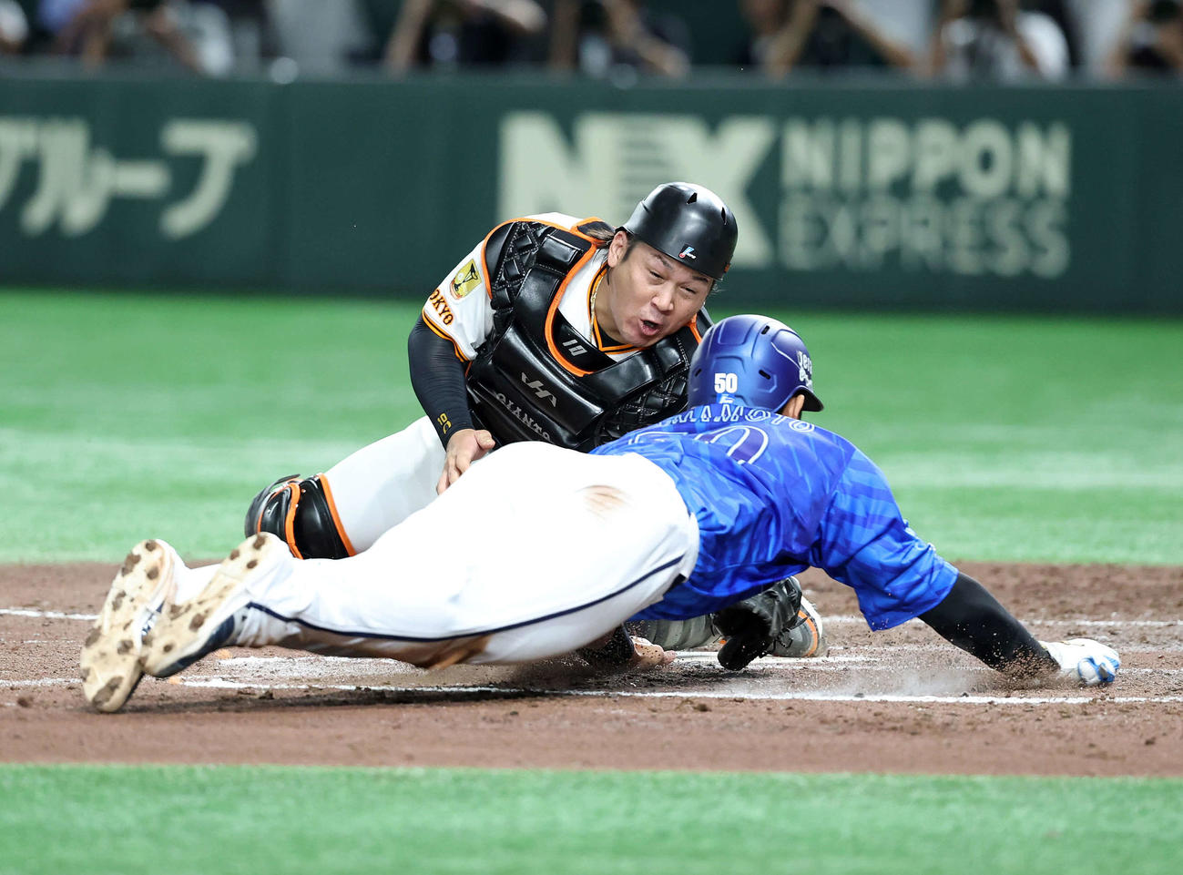 巨人対DeNA 4回表DeNA1死一、三塁、林の遊ゴロ間に三塁走者の山本が本塁を狙うがタッチアウト、捕手は甲斐（撮影・鈴木正人）