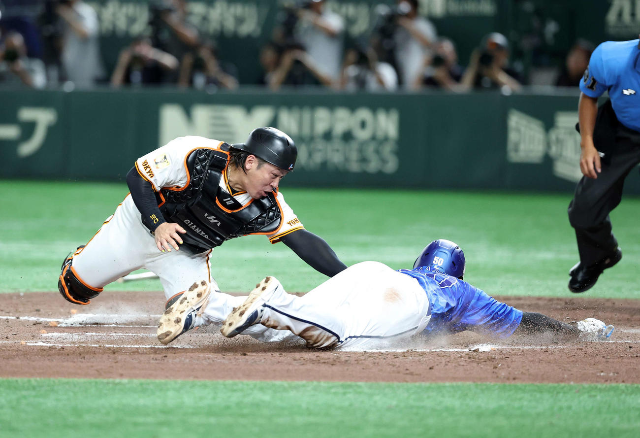 巨人対DeNA 4回表DeNA1死一、三塁、林の遊ゴロ間に三塁走者の山本が本塁を狙うがタッチアウト、捕手は甲斐（撮影・鈴木正人）