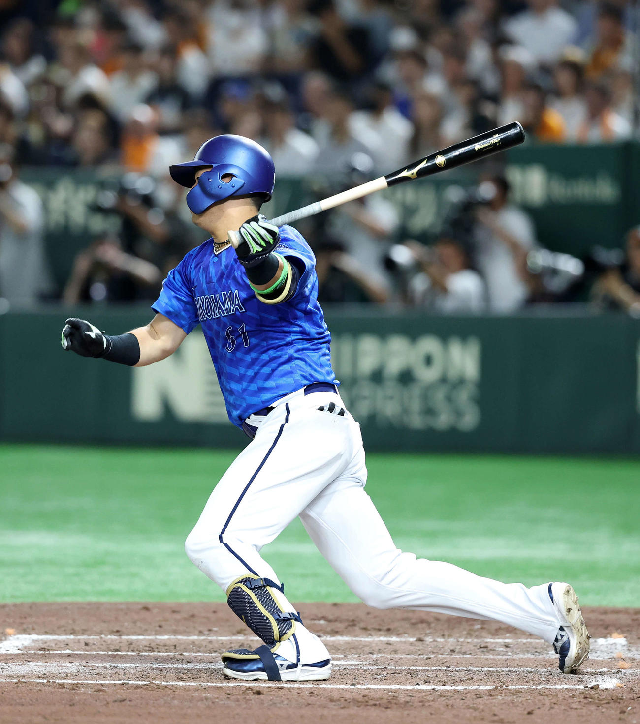 巨人対DeNA 4回表DeNA1死一塁、蛯名は遊内野安打を放つ（撮影・鈴木正人）
