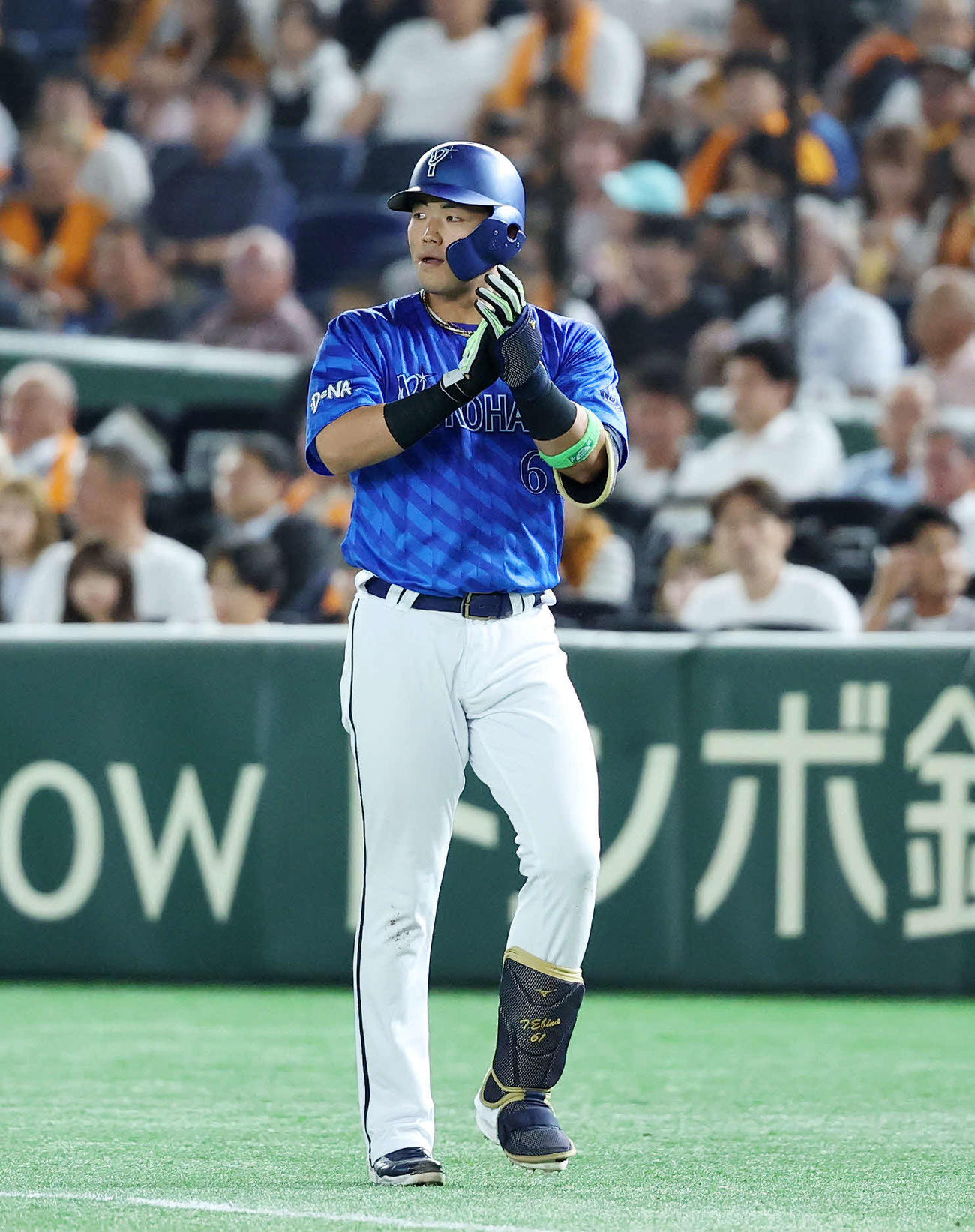 巨人対DeNA 4回表DeNA1死一塁、蛯名は遊内野安打を放ち拍手する（撮影・鈴木正人）