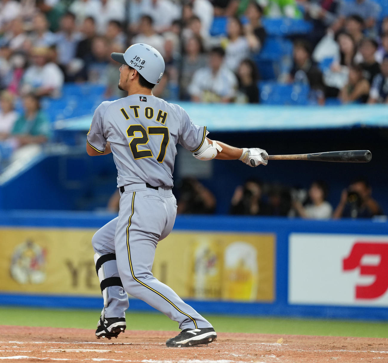 ヤクルト対阪神　2回表阪神2死一塁、右越え安打を放つ伊藤将（撮影・清水貴仁）