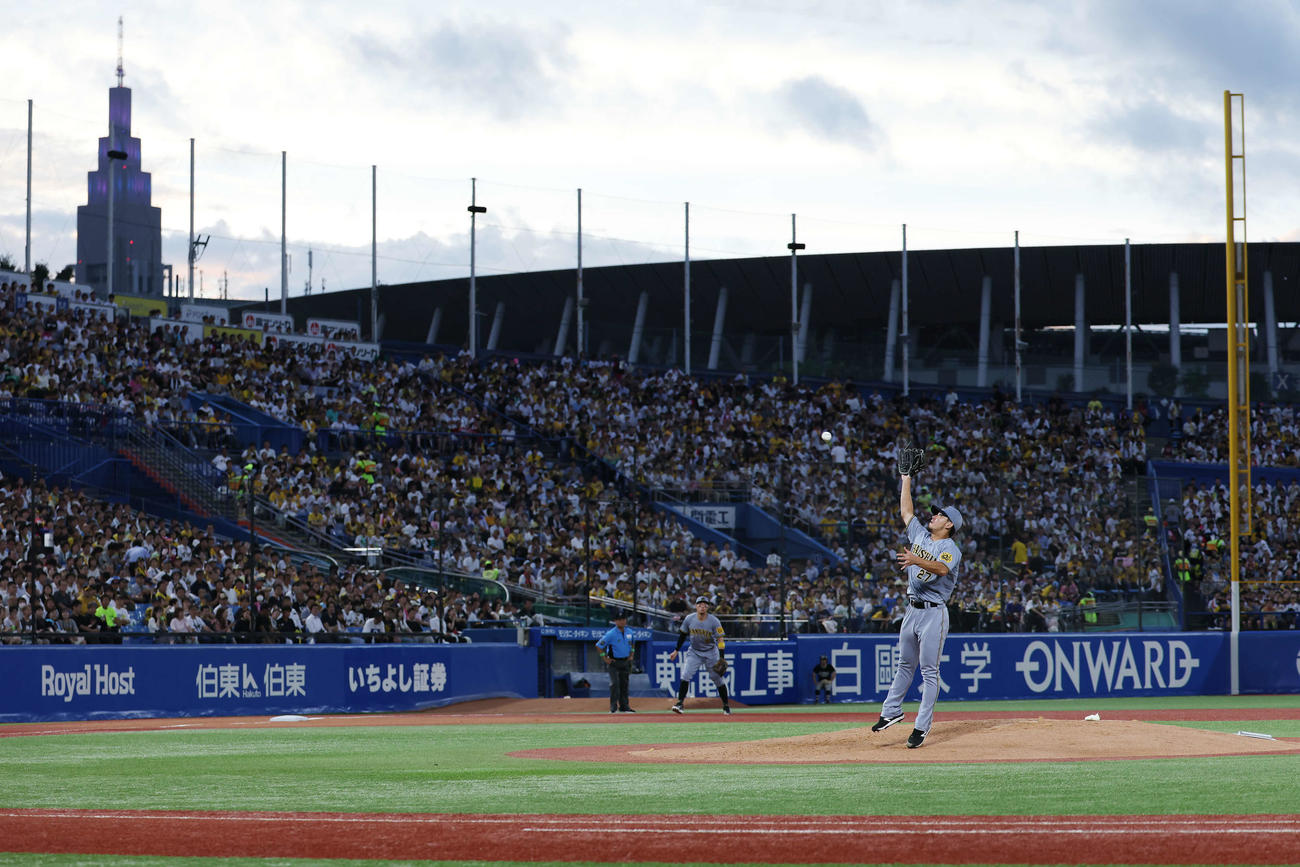 ヤクルト対阪神　2回裏ヤクルト2死一塁、古賀を投ゴロに仕留める伊藤将（撮影・宮地輝）