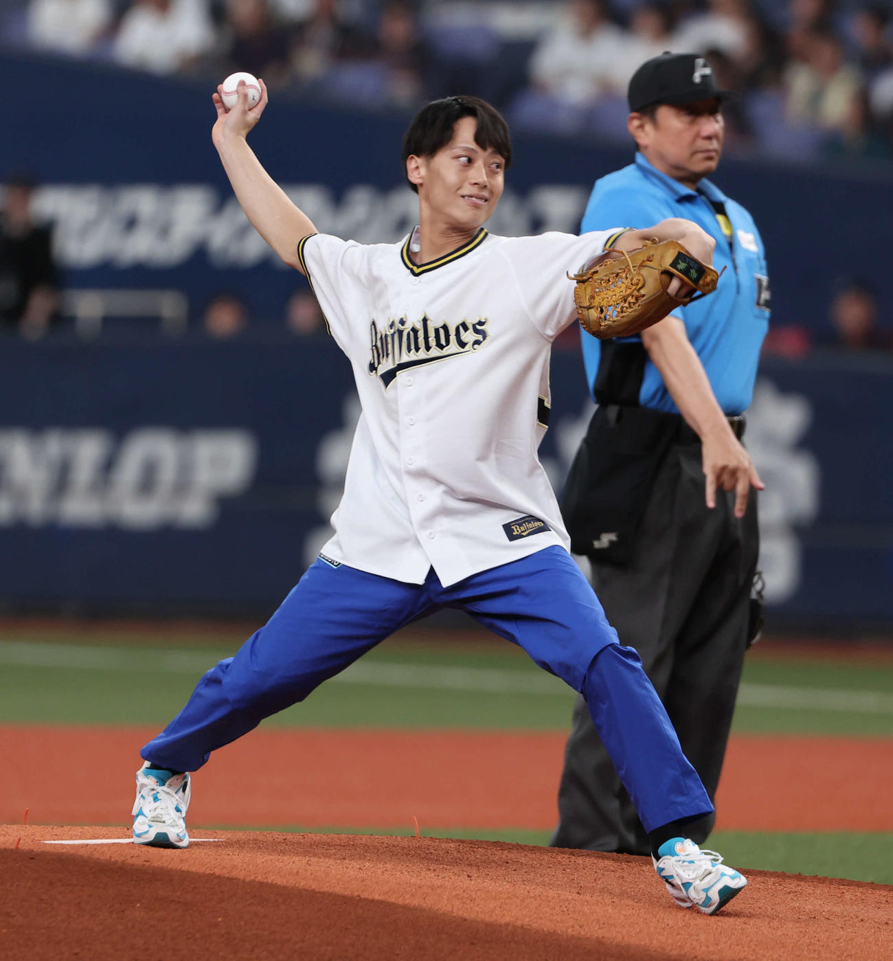 オリックス対日本ハム　始球式に登板したボートレーサーの石本裕武（撮影・西尾就之）
