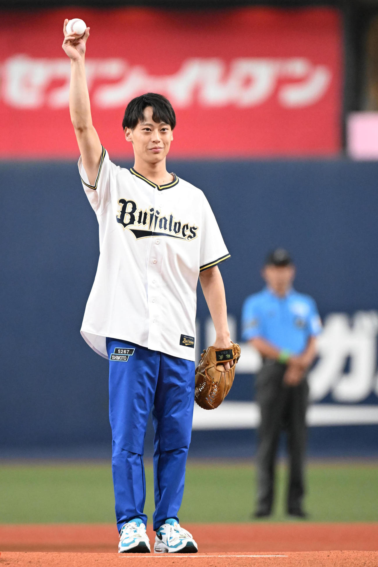オリックス対日本ハム　始球式を行うボートレーサーの石本裕武選手（撮影・和賀正仁）
