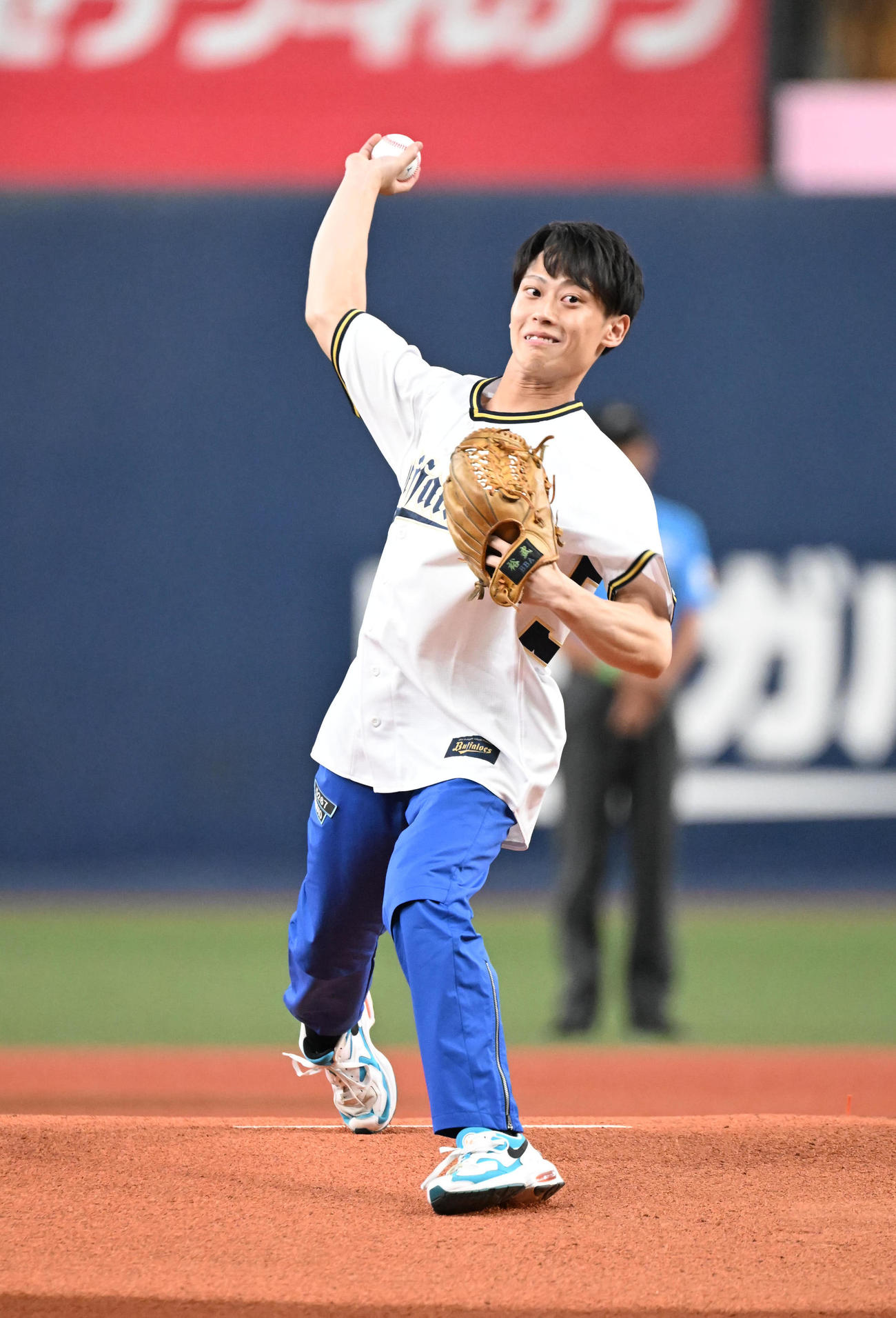 オリックス対日本ハム　始球式を行うボートレーサーの石本裕武選手（撮影・和賀正仁）