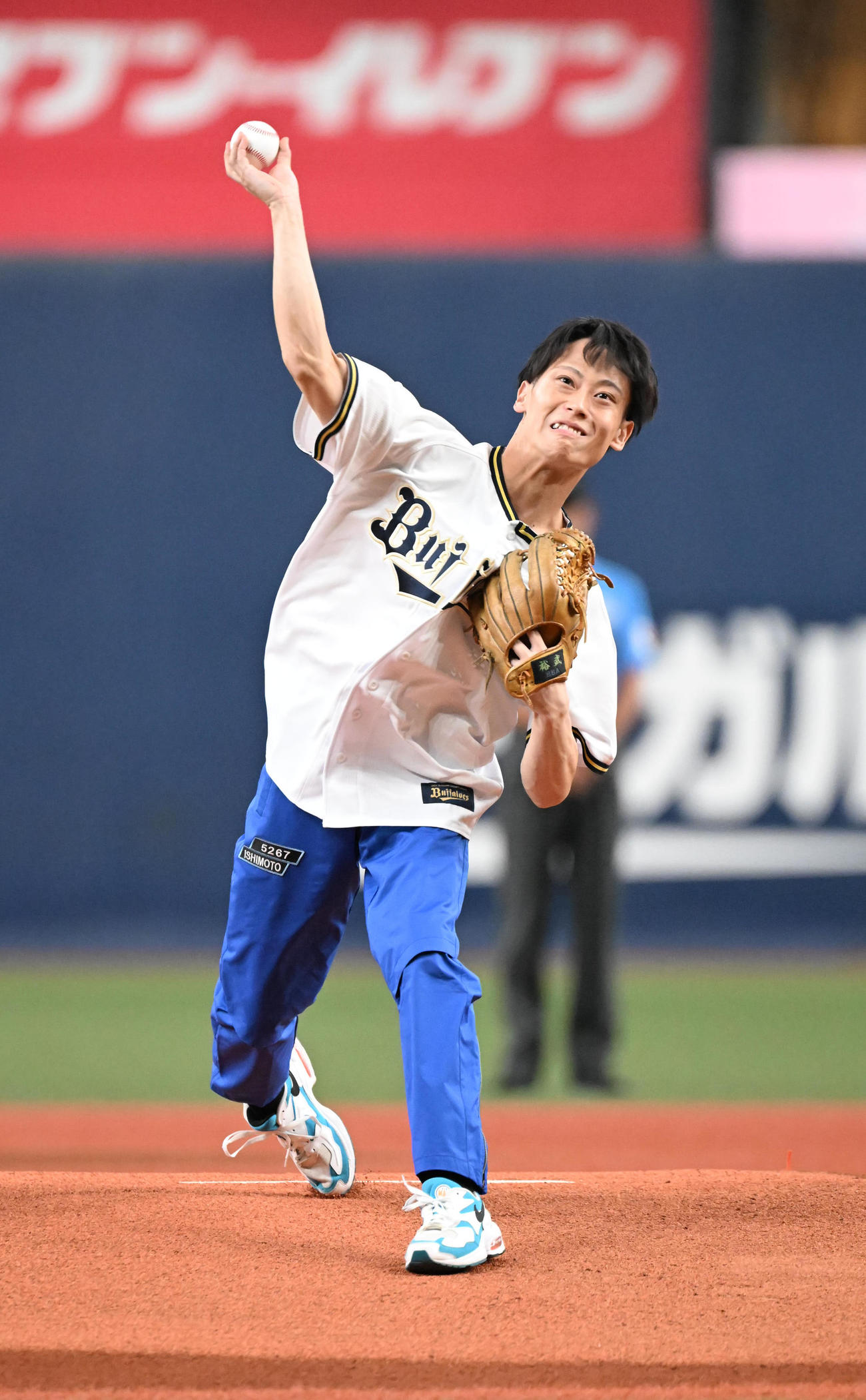 オリックス対日本ハム　始球式を行うボートレーサーの石本裕武選手（撮影・和賀正仁）