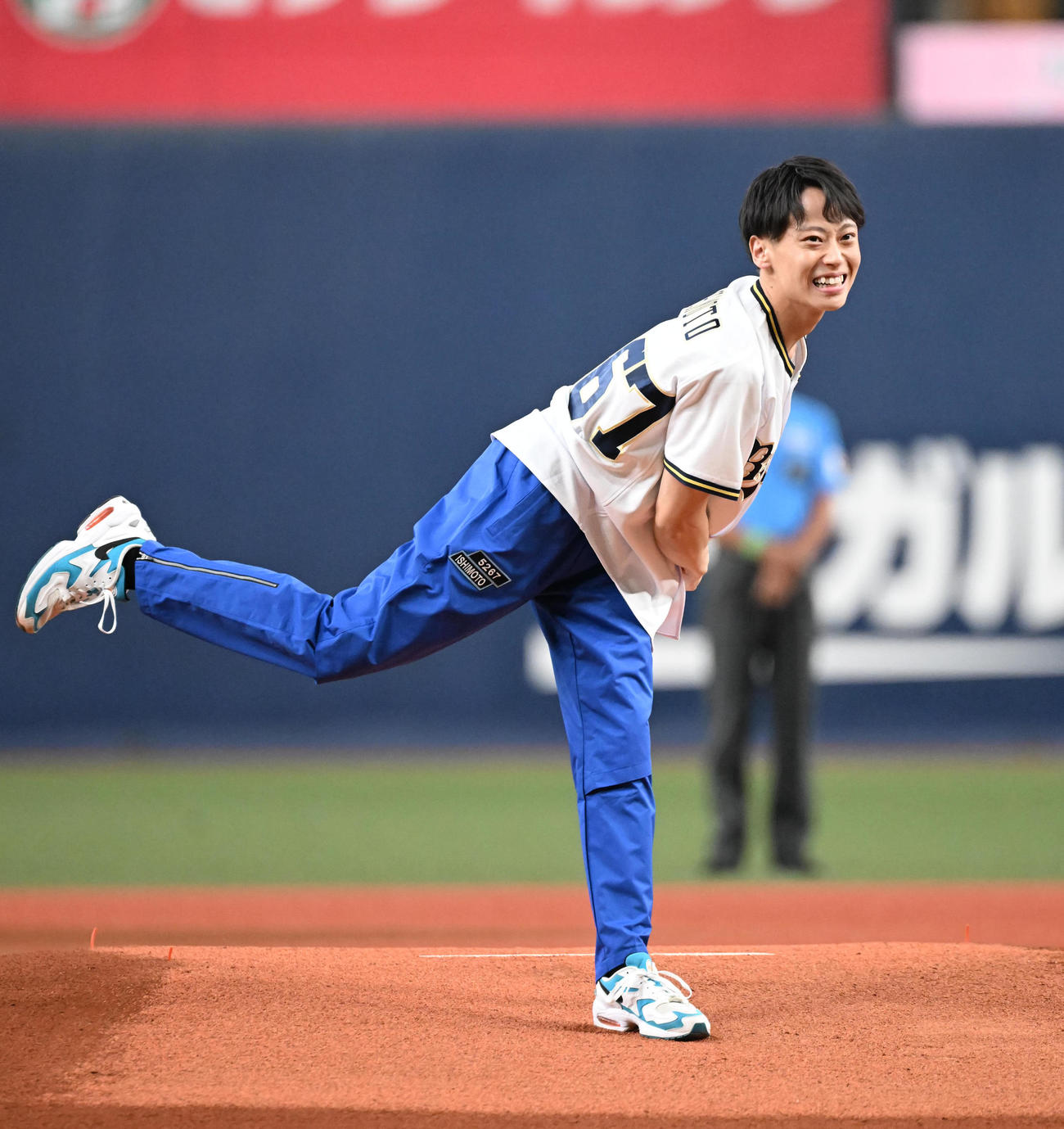 オリックス対日本ハム　始球式を行うボートレーサーの石本裕武選手（撮影・和賀正仁）