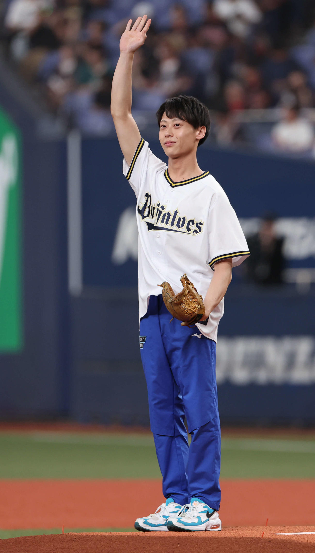 オリックス対日本ハム　始球式に登板したボートレーサーの石本裕武はスタンドに手を振る（撮影・西尾就之）