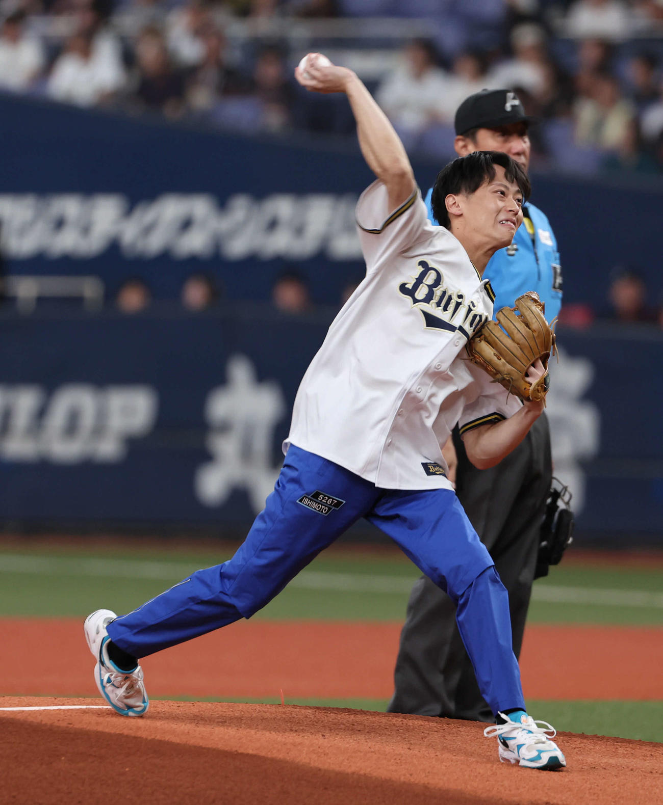 オリックス対日本ハム　始球式に登板したボートレーサーの石本裕武（撮影・西尾就之）