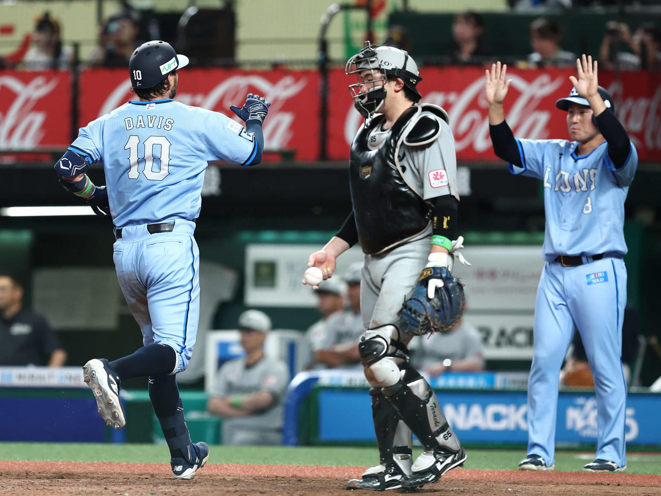 西武対ロッテ　4回裏西武2死一塁、2点本塁打で生還するデービス（撮影・河田真司）