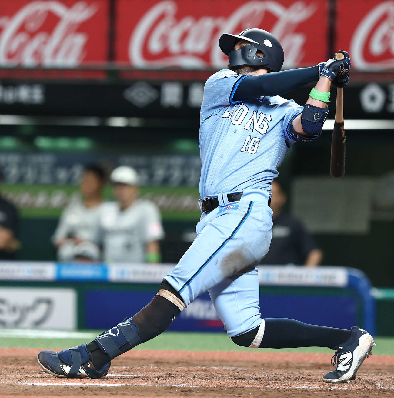 西武対ロッテ　4回裏西武2死一塁、中越え2点本塁打を放つデービス（撮影・河田真司）