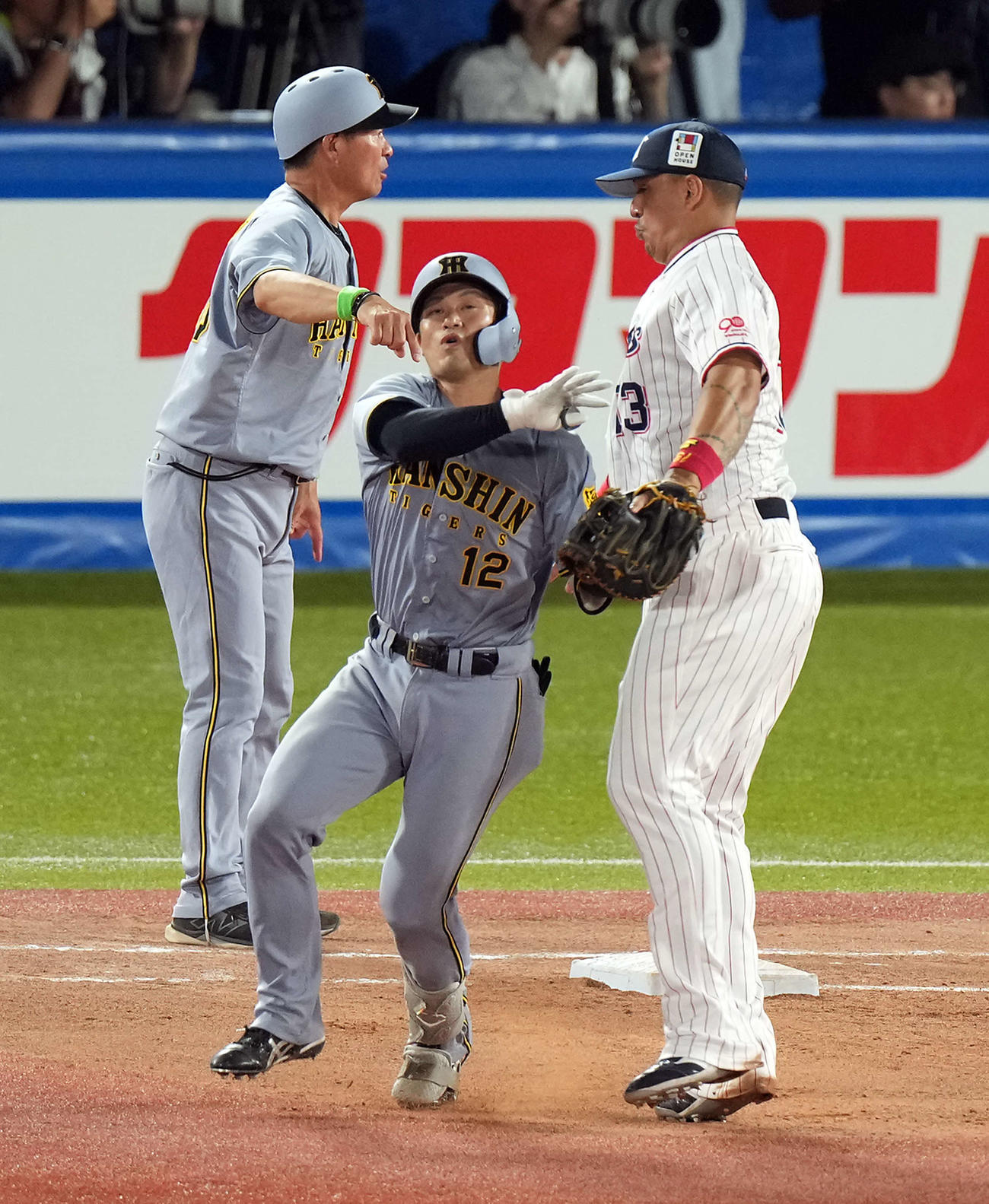 ヤクルト対阪神　6回表阪神2死二塁、中前に適時打を放った坂本は一塁手オスナと接触（撮影・たえ見朱実）