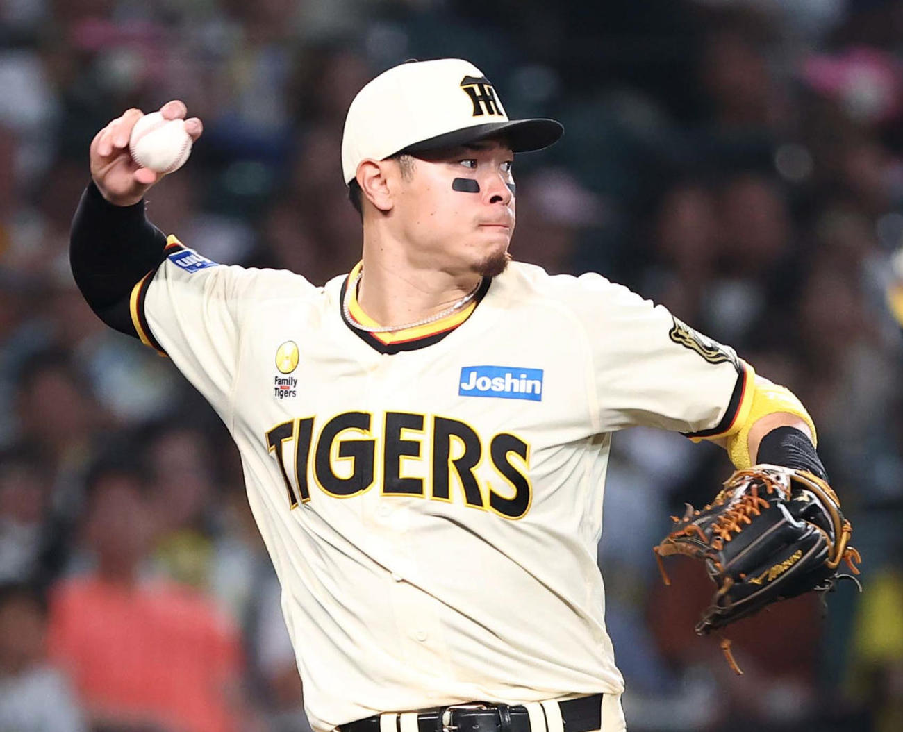 “強肩”佐藤輝明（7月31日撮影）